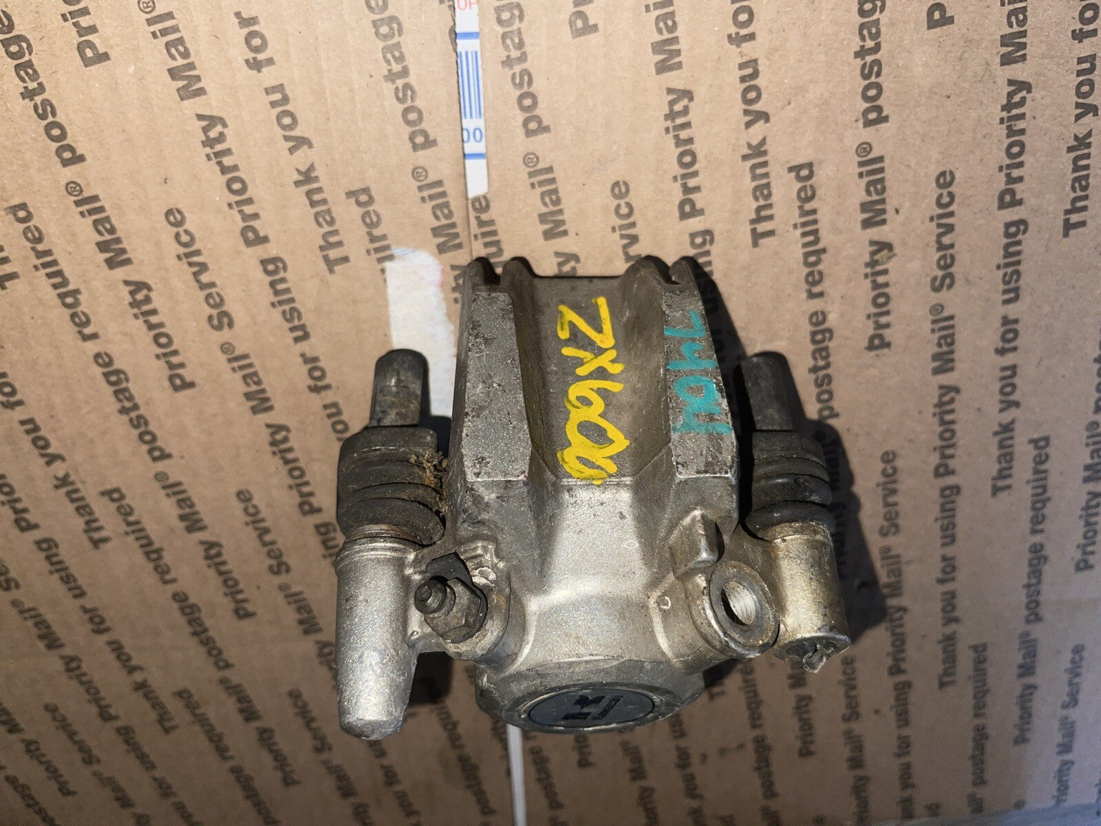85-87 KAWASAKI NINJA ZX600 OEM LEFT FRONT BRAKE CALIPER
