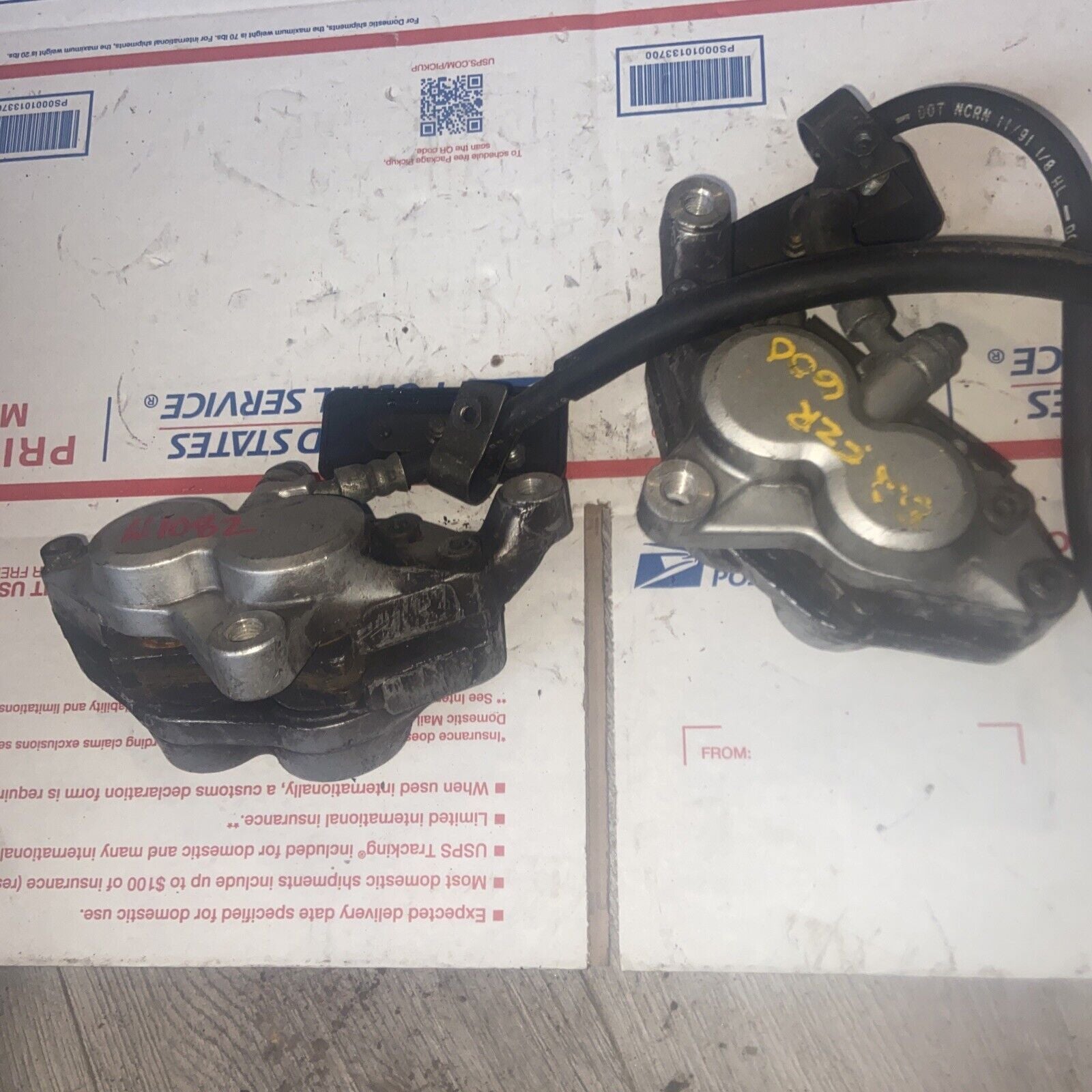 1982 YAMAHA FZR600 BRAKE CALIPER SET