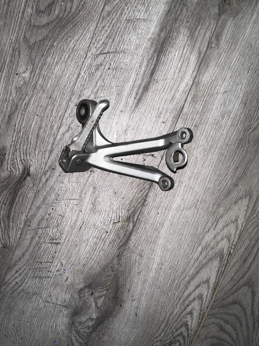 98-99 Suzuki GSXR 750 GSXR750 Rear Right Passenger Peg Bracket