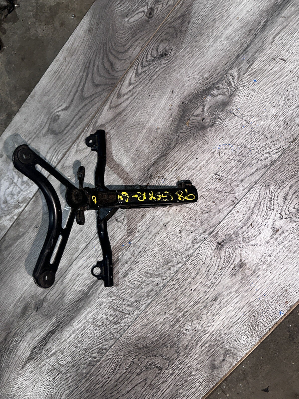 1997-98 Suzuki GSXR600 front fairing stay bracket OEM