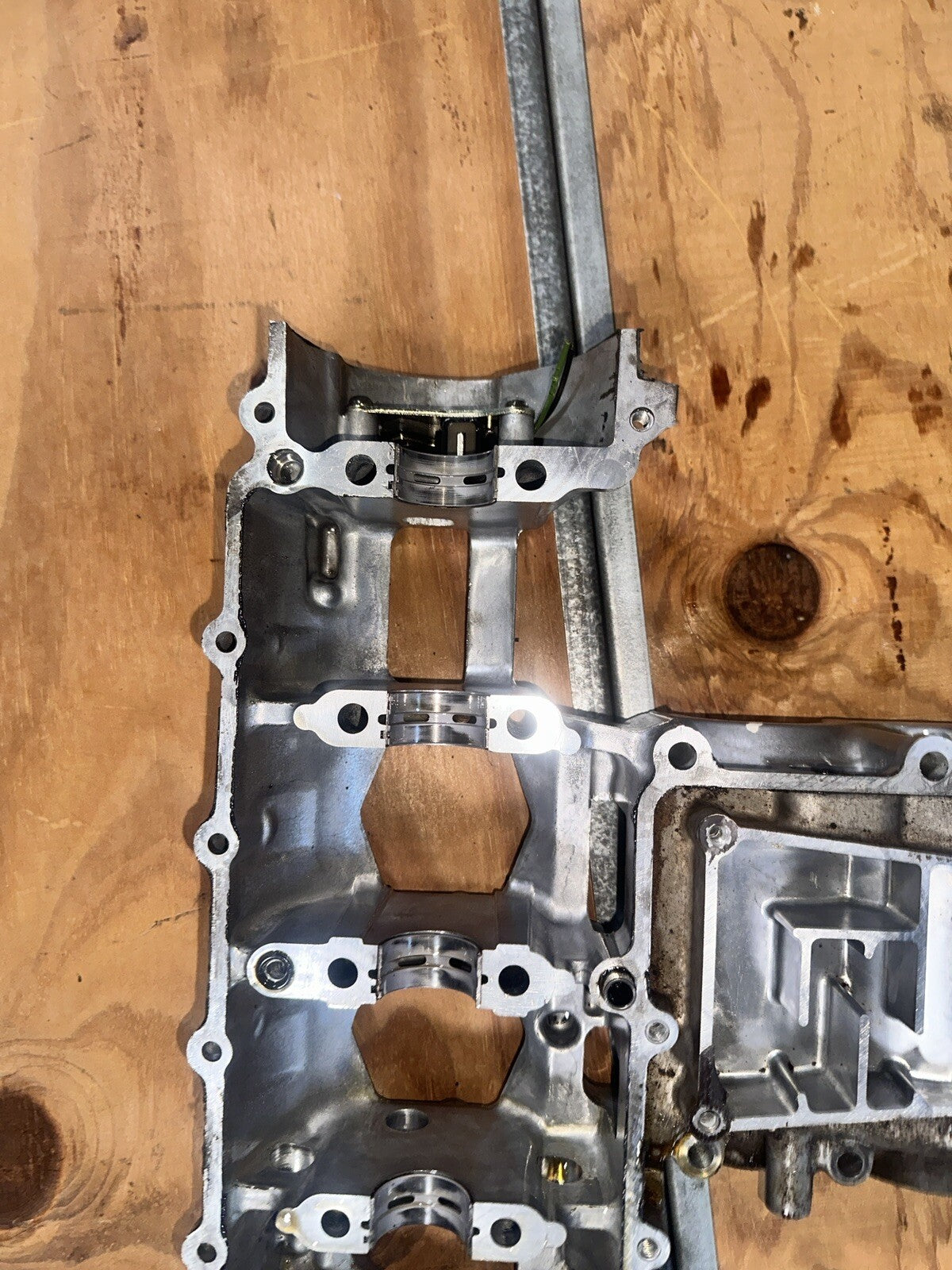 02 SUZUKI GSX-R 600 ENGINE MOTOR BLOCK CASING #2 CASE CASES LOWER MIDDLE CASE
