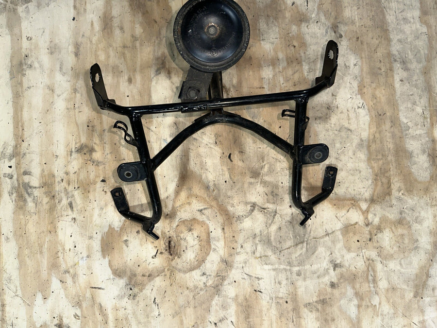 1997 98 SUZUKI BANDIT 1200 FRONT MAIN STAY BRACKET W/ HORN 97