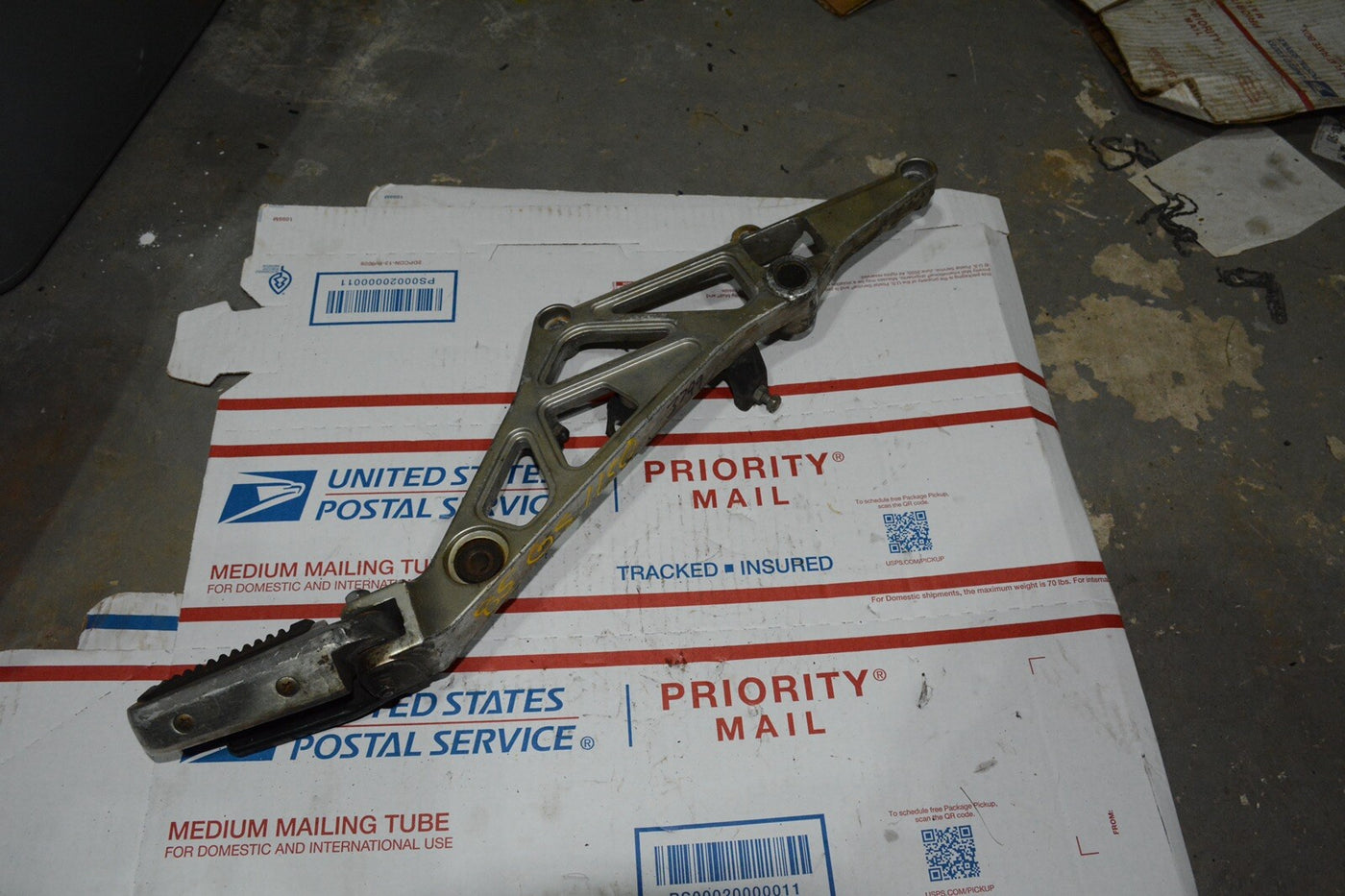 85' 84-86 Suzuki GS1150 GS-1150 GS1150E E / OEM RIGHT FOOT PEG REAR SET BRACKET