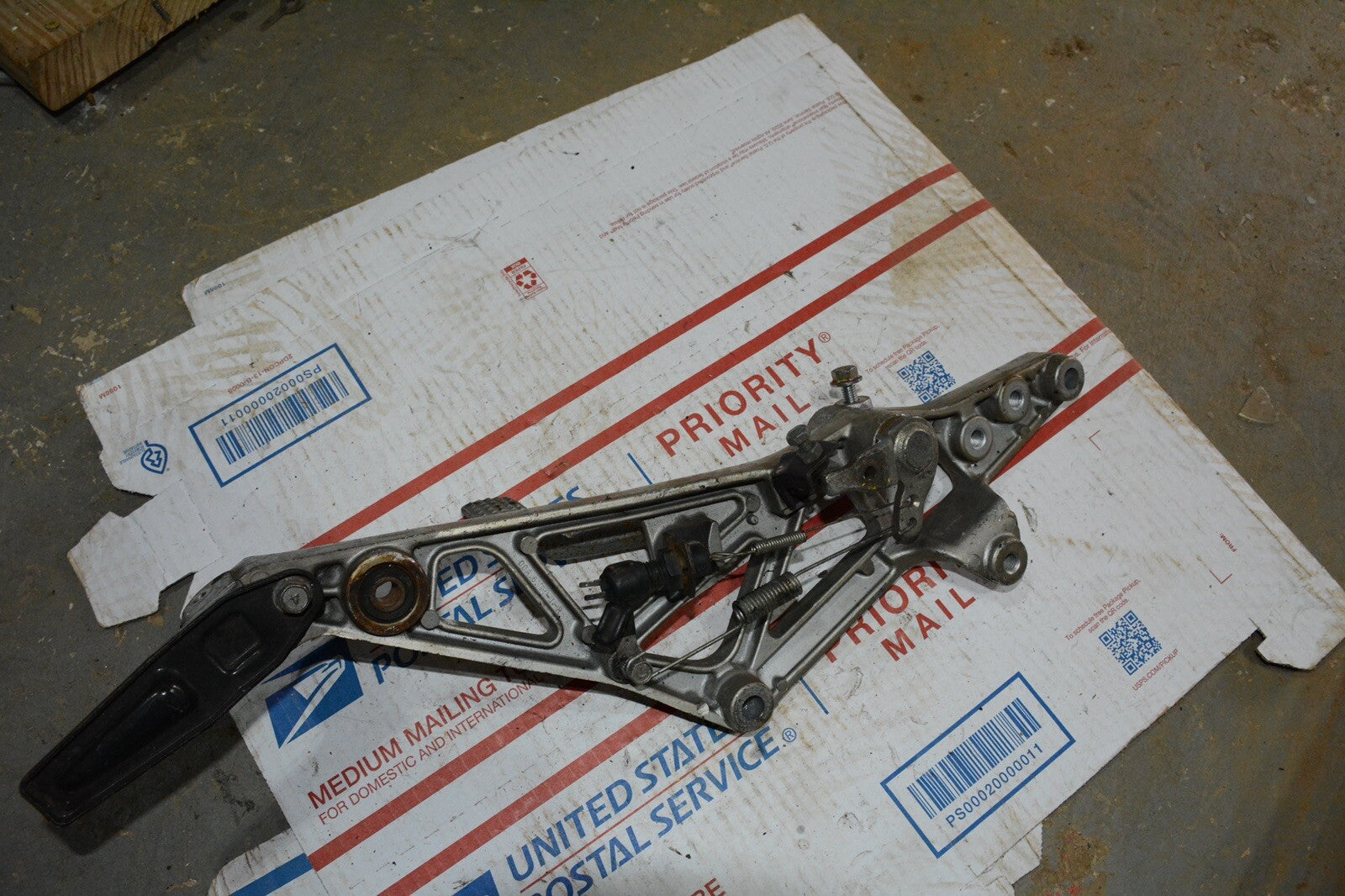 85' 84-86 Suzuki GS1150 GS-1150 GS1150E E / OEM RIGHT FOOT PEG REAR SET BRACKET