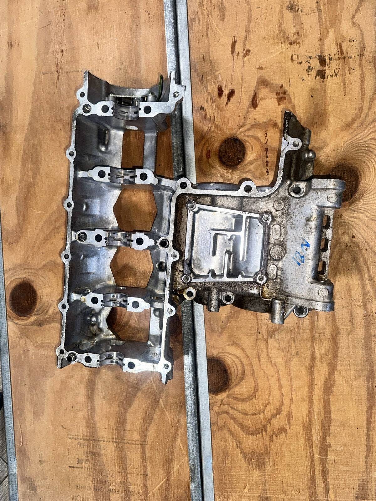 02 SUZUKI GSX-R 600 ENGINE MOTOR BLOCK CASING #2 CASE CASES LOWER MIDDLE CASE