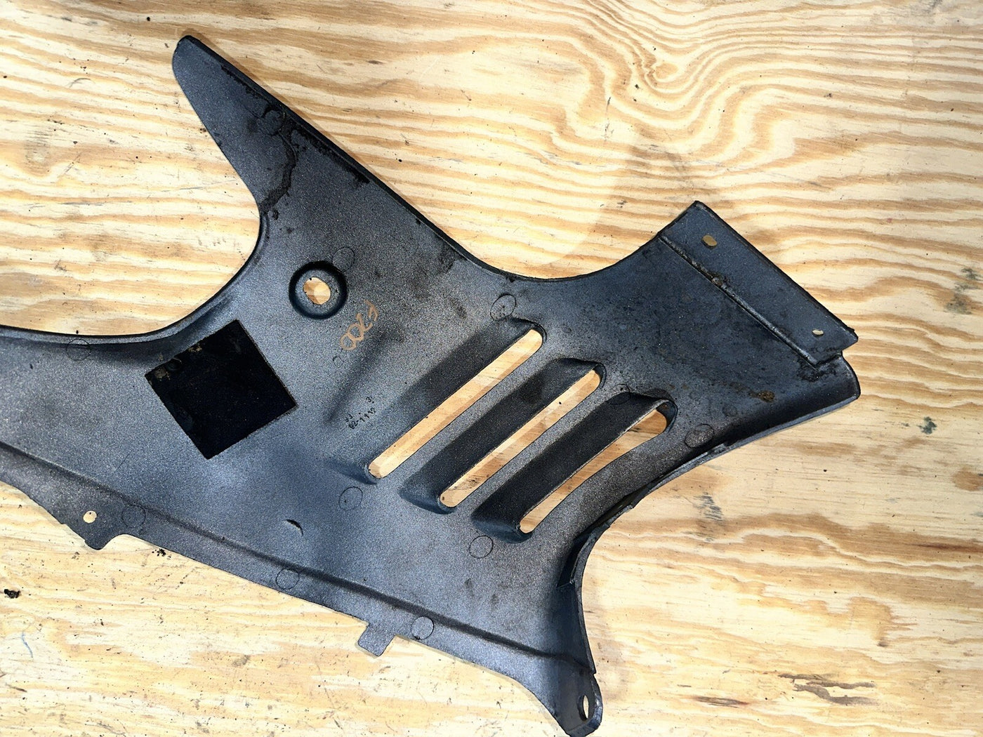 88-97 SUZUKI KATANA 600 GSX600F RIGHT LOWER BOTTOM BELLY SIDE FAIRING COWL 