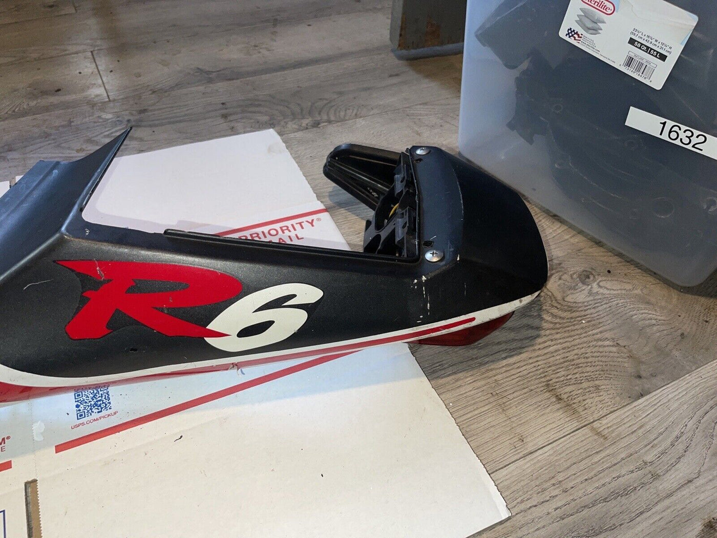 99-00 YAMAHA YZF R6 REAR BACK TAIL FAIRING COWL SHROUD LEFT SPLIT TAILLIGHT