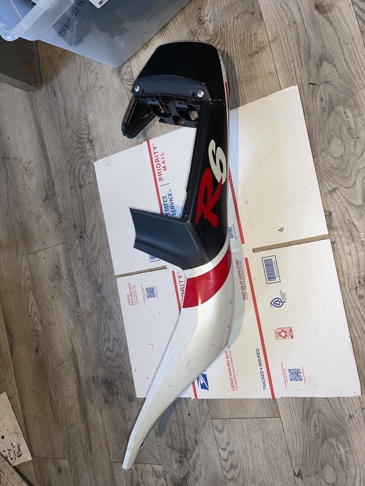 99-00 YAMAHA YZF R6 REAR BACK TAIL FAIRING COWL SHROUD LEFT SPLIT TAILLIGHT