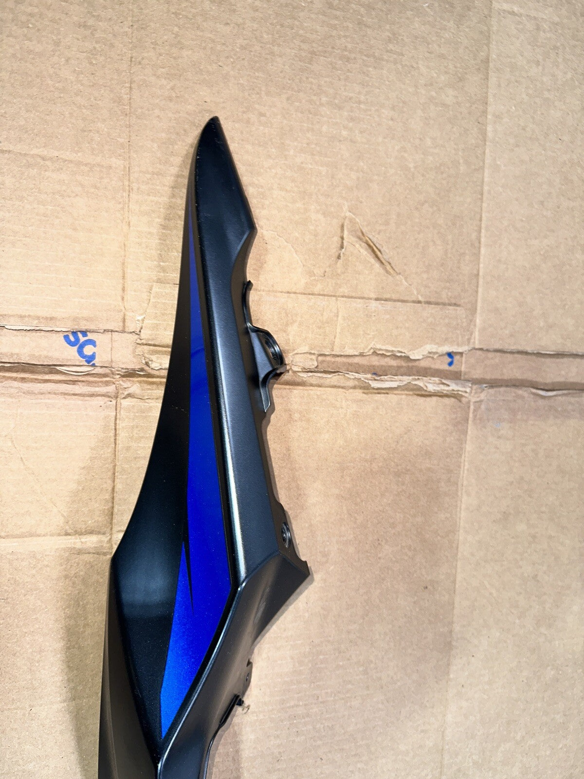 17-20 SUZUKI GSXR1000 GSXR 1000 OEM RIGHT REAR TAIL FAIRING BACK