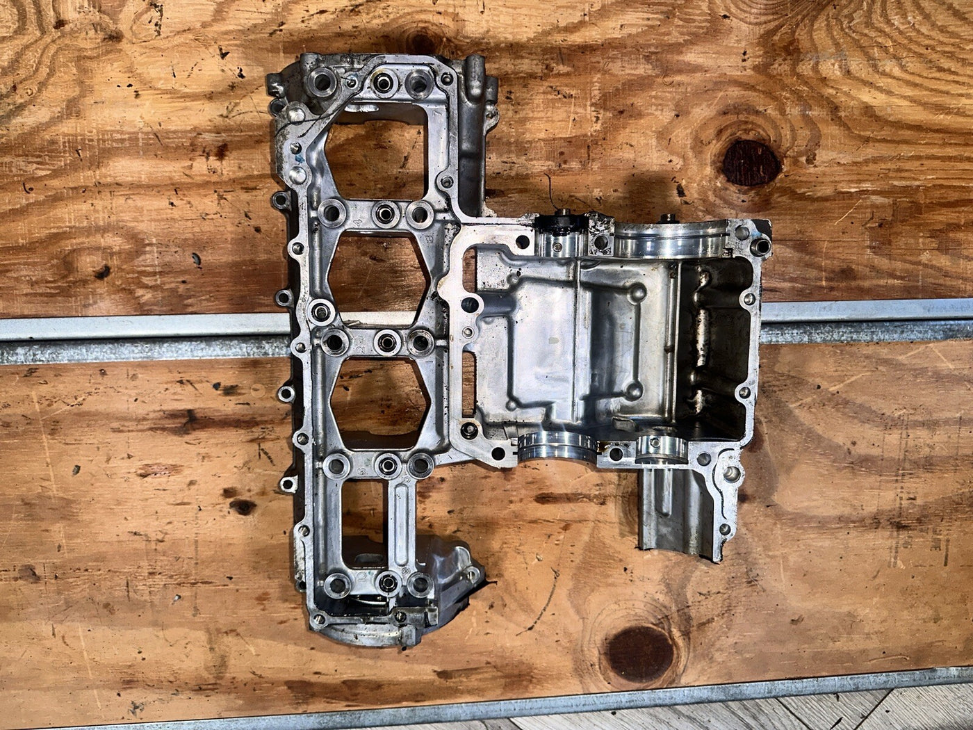 Suzuki 2004 2005 GSXR600 Engine Motor Crankcase Block Middle Section