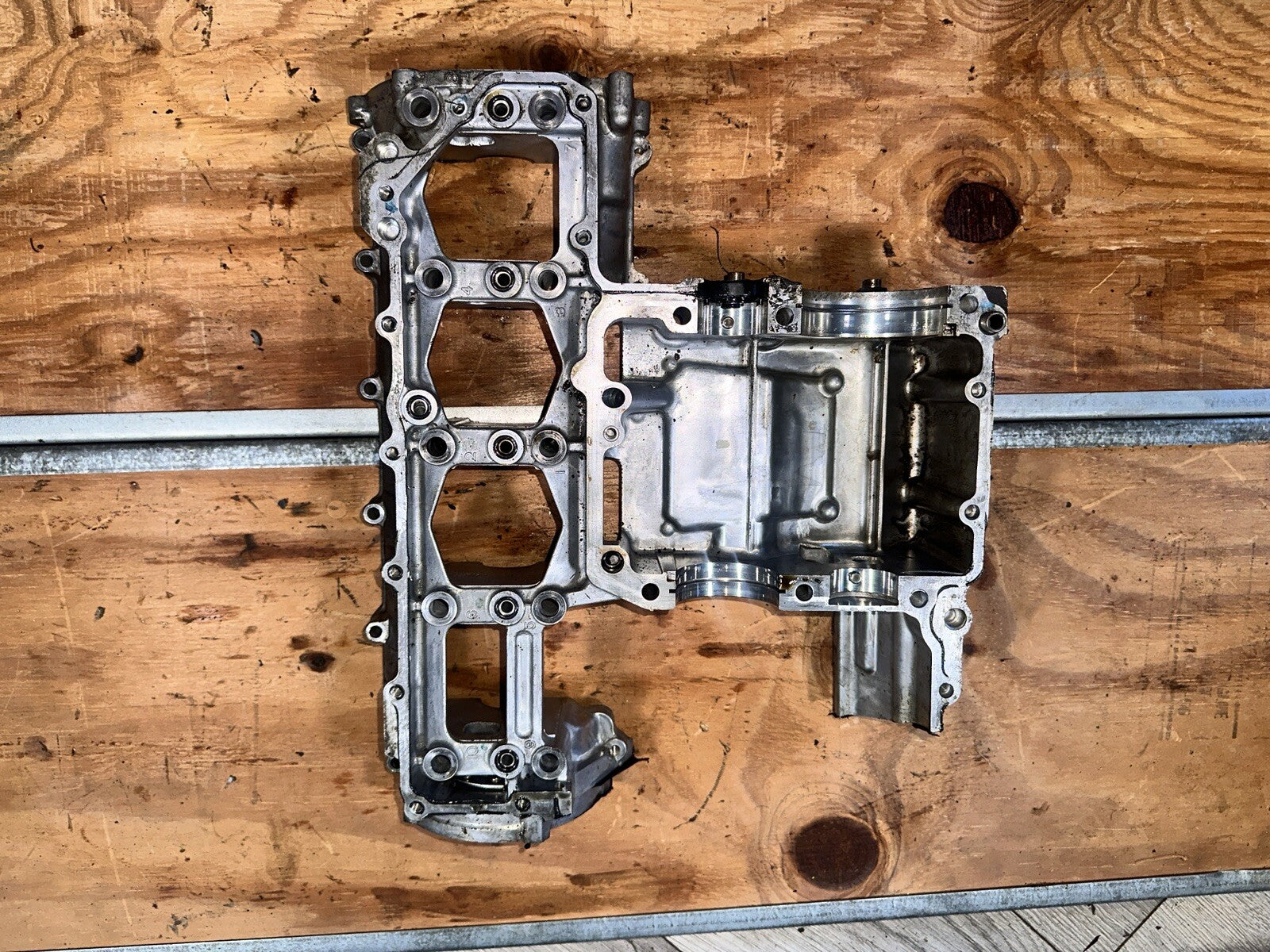 Suzuki 2004 2005 GSXR600 Engine Motor Crankcase Block Middle Section