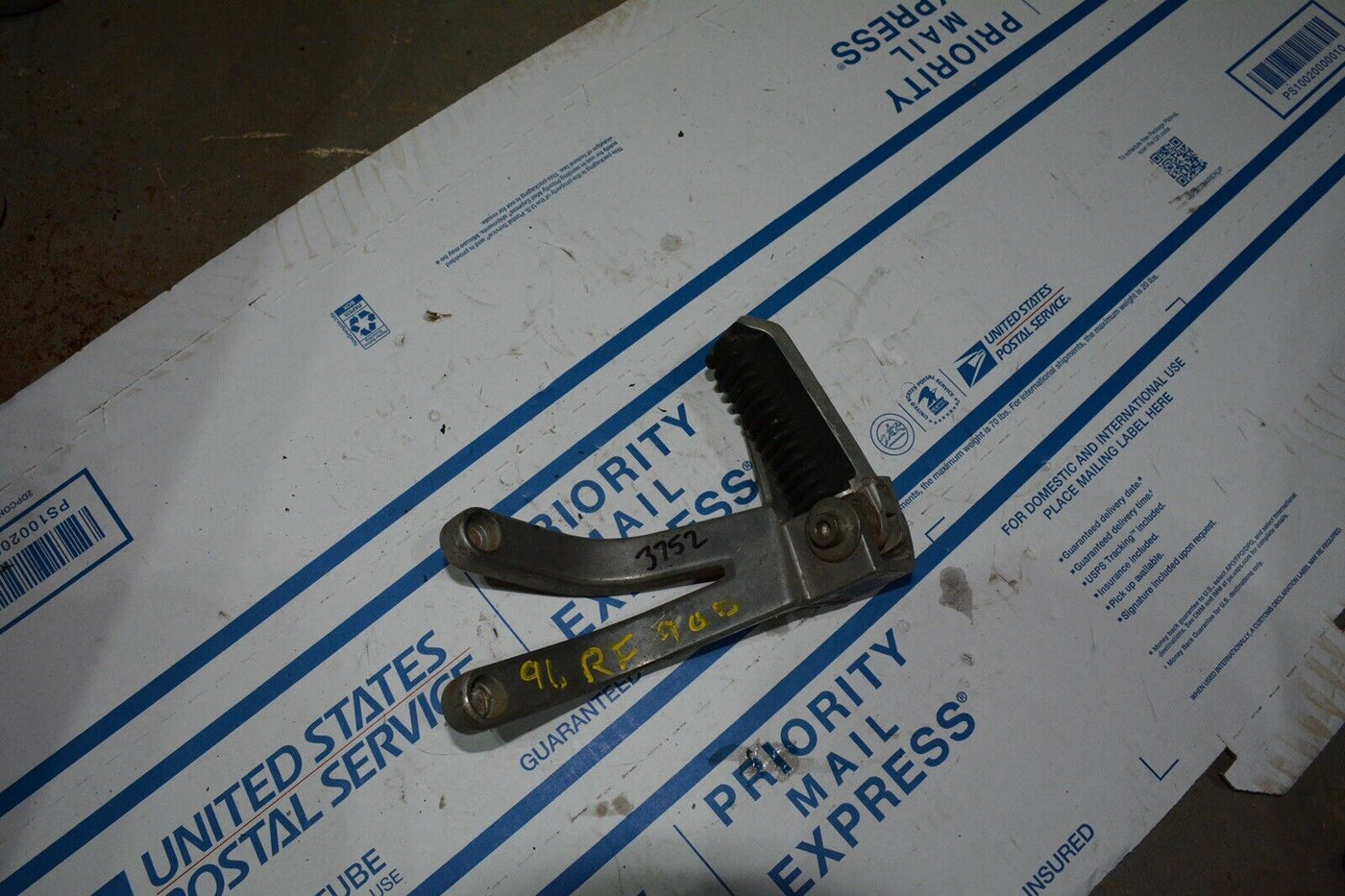 SUZUKI 94 95 96 97 RF900R RF 900 R LEFT REAR PASSENGER FOOT PEG BRACKET MOUNT OE