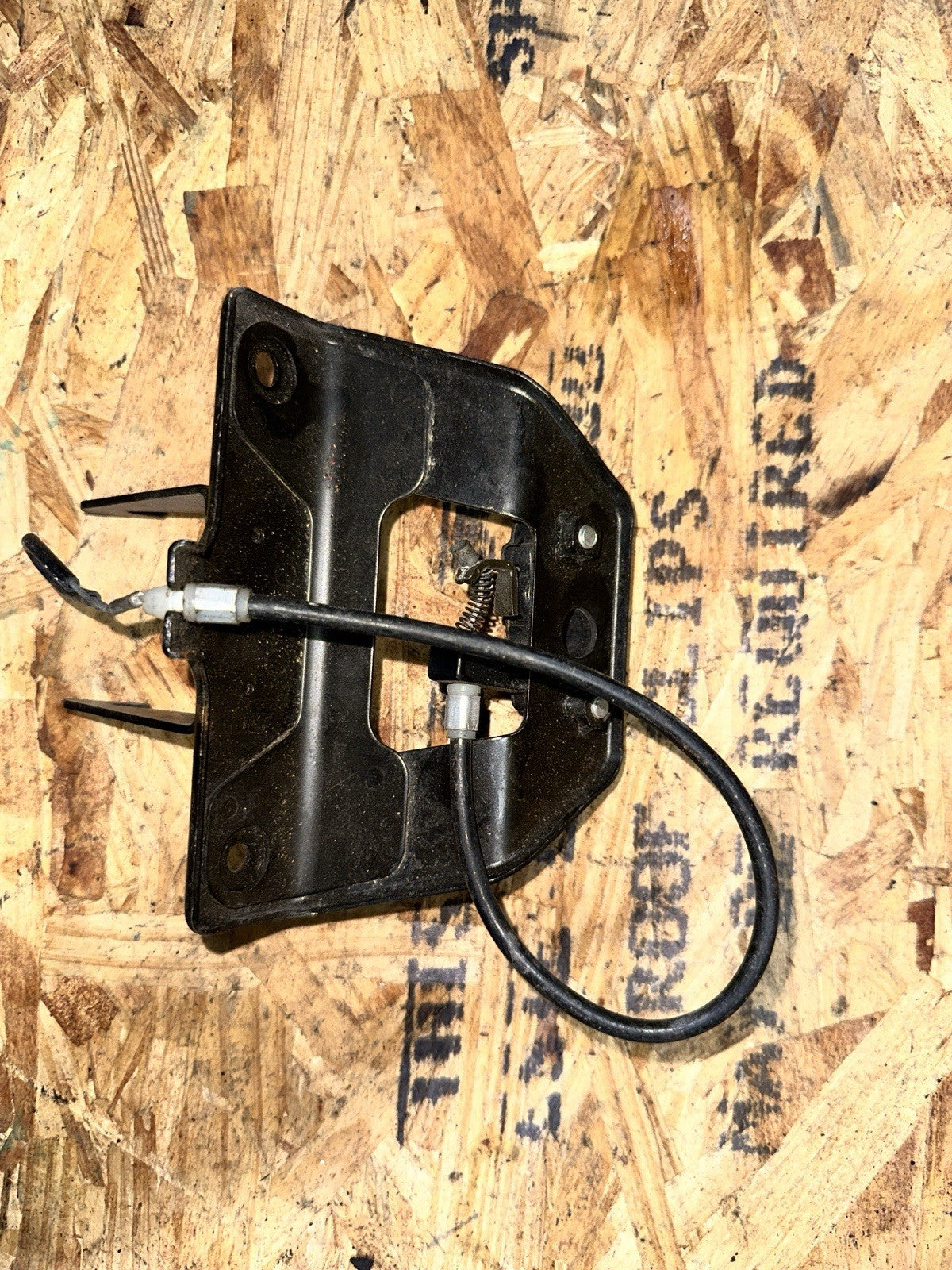 2000 Kawasaki Ninja ZX7R ZX750P SEAT LATCH MOUNT BRACKET LOCK ZX 750 00