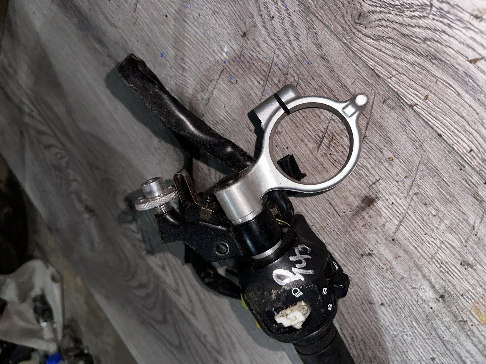 03 - 04 SUZUKI GSXR1000 GSXR 1000 LEFT HANDLEBAR HOLDER BAR MOUNT OEM Switch