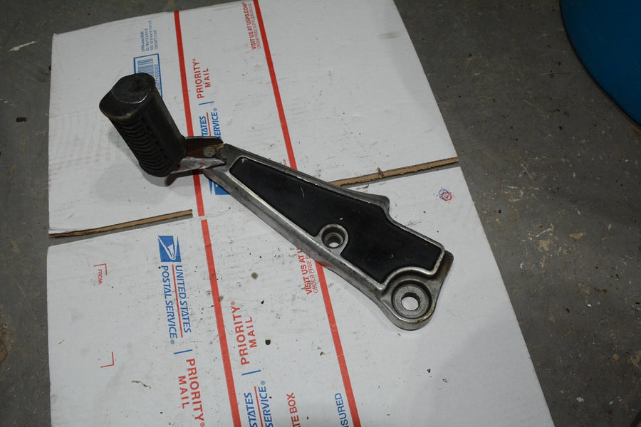 SUZUKI 80 81 82 83 GS1100E GS 1100 LEFT SIDE FOOT PEG BRACKET MOUNT OEM