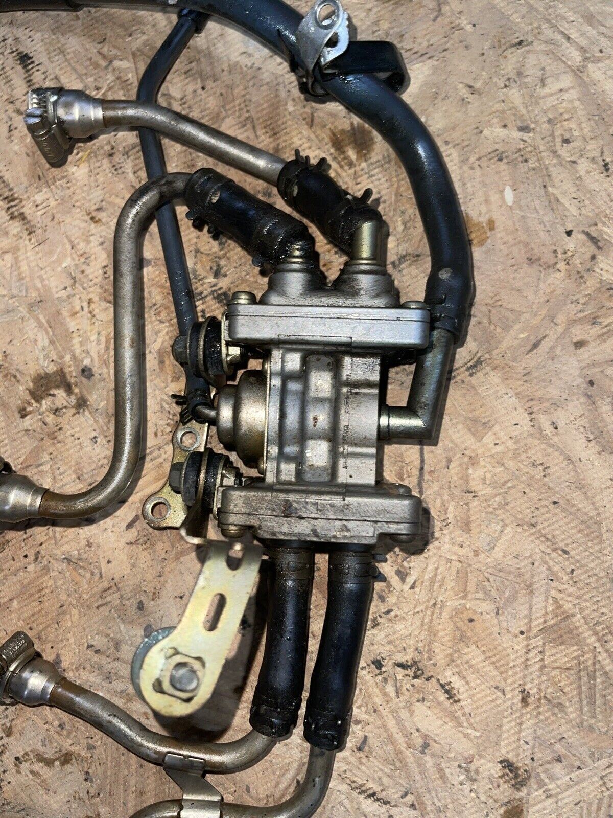 2001 YAMAHA YZF-R1 EMISSIONS BREATHER 2ND AIR VALVE VACUUM OEM YZFR1 01