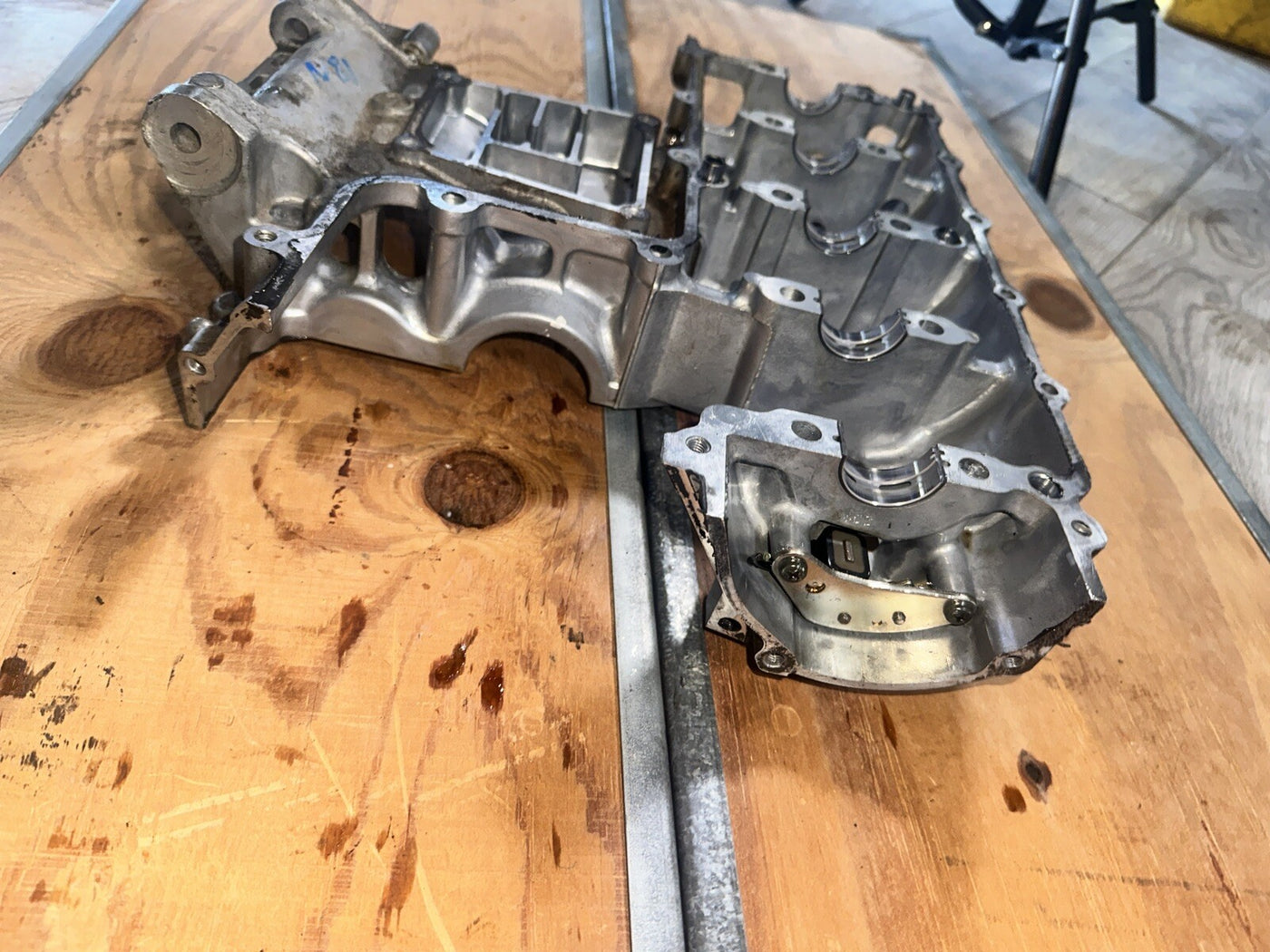 02 SUZUKI GSX-R 600 ENGINE MOTOR BLOCK CASING #2 CASE CASES LOWER MIDDLE CASE