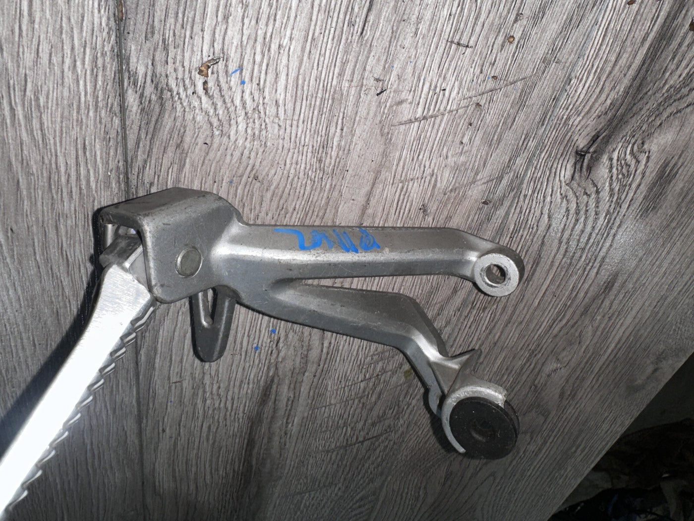 98-99 Suzuki GSXR 750 GSXR750 Rear Left Passenger Peg Bracket