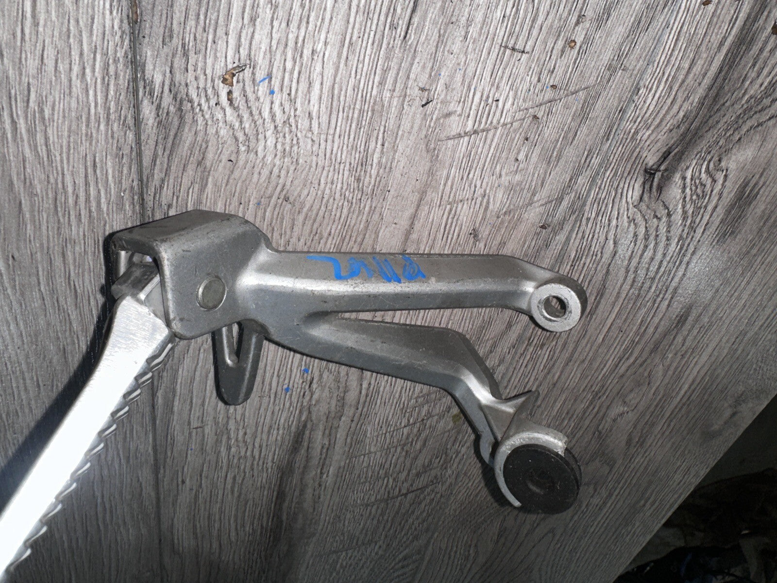 98-99 Suzuki GSXR 750 GSXR750 Rear Left Passenger Peg Bracket