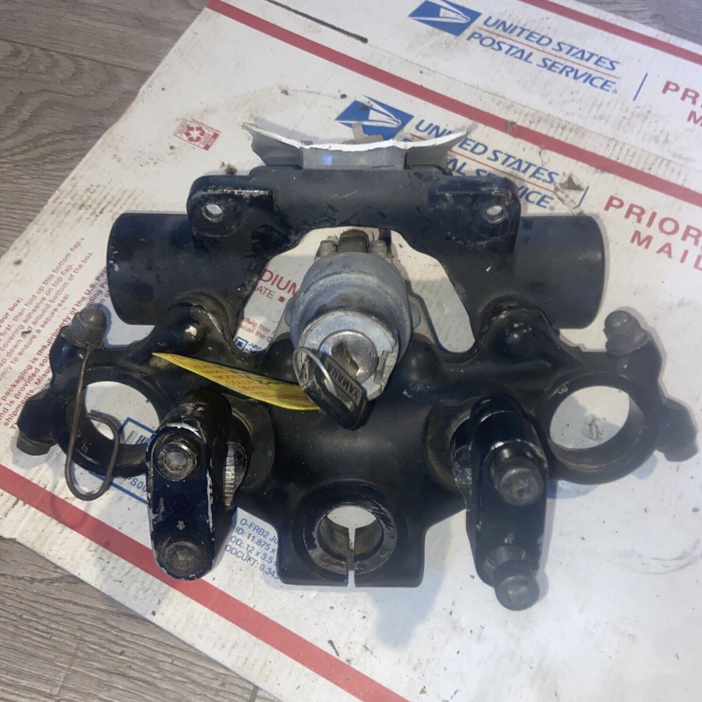 1984 Yamaha Virago top upper triple tree clamp bar mount ignition with key