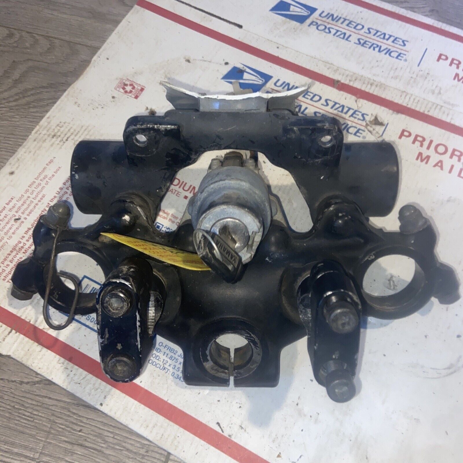 1984 Yamaha Virago top upper triple tree clamp bar mount ignition with key