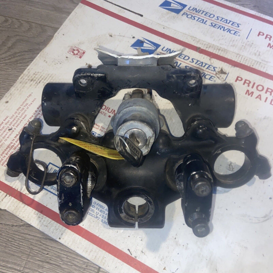 1984 Yamaha Virago top upper triple tree clamp bar mount ignition with key