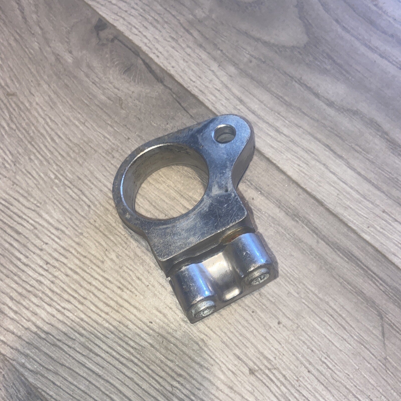 94 SUZUKI GSX 600 F KATANA LEFT HANDLE BAR CLAMP GSX600