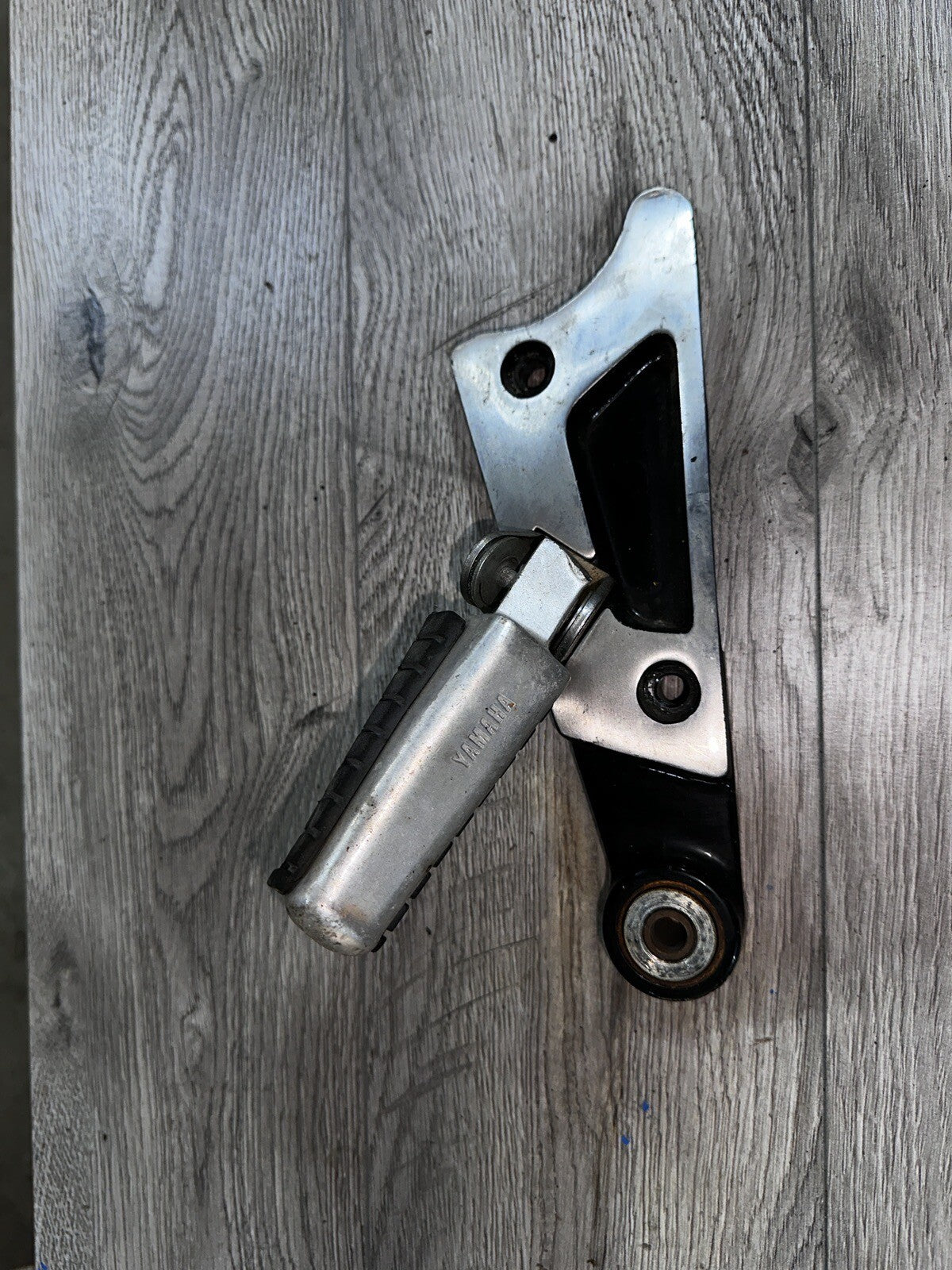 Yamaha V-Max 1200 VMX12 Right Rear Passenger Footrest Foot Peg & Mount Bracket