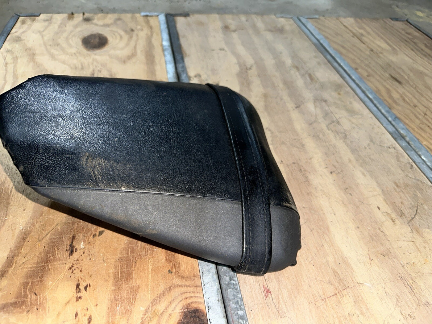 08-16 YAMAHA YZF R6  REAR BACK PASSENGER TANDEM SEAT SADDLE PILLION