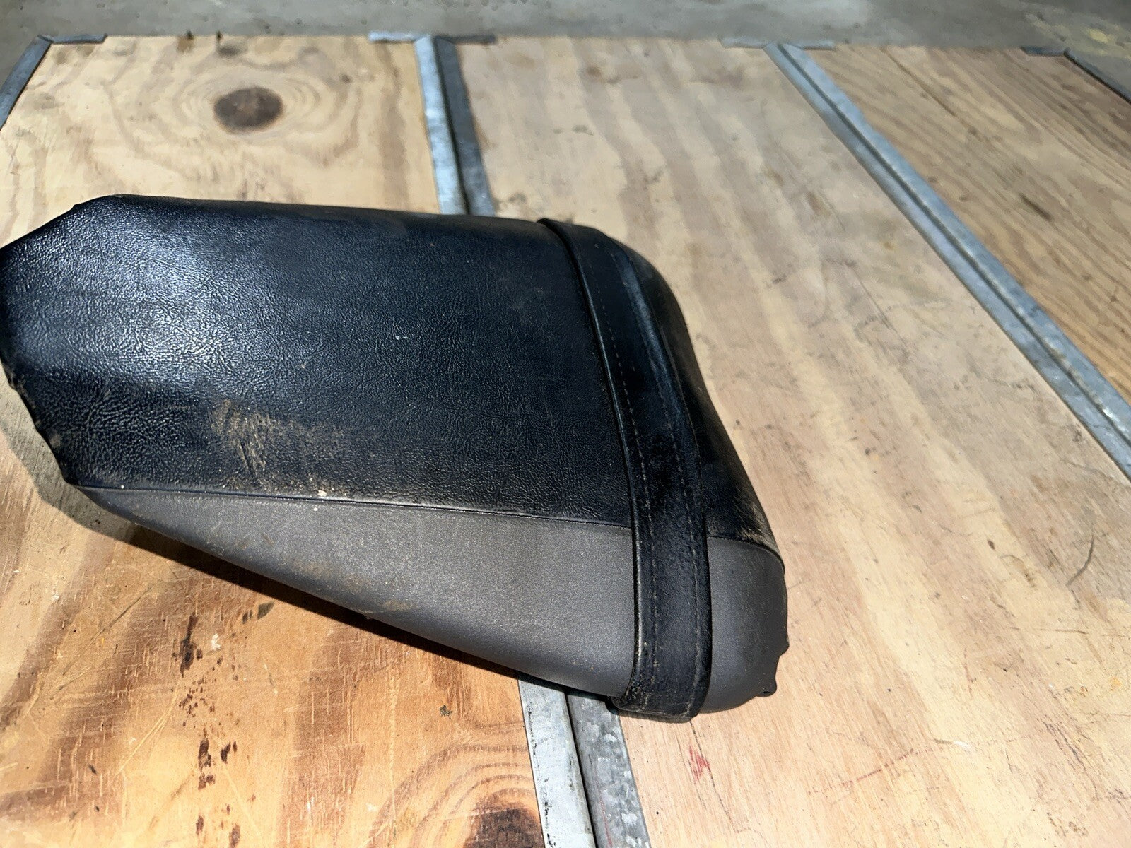 08-16 YAMAHA YZF R6  REAR BACK PASSENGER TANDEM SEAT SADDLE PILLION