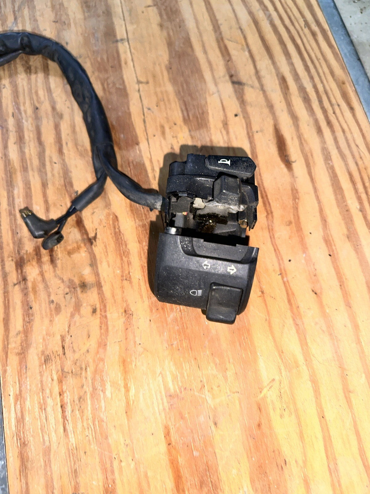 08-16YAMAHA YZF R6 LEFT HORN SIGNALS SWITCH 