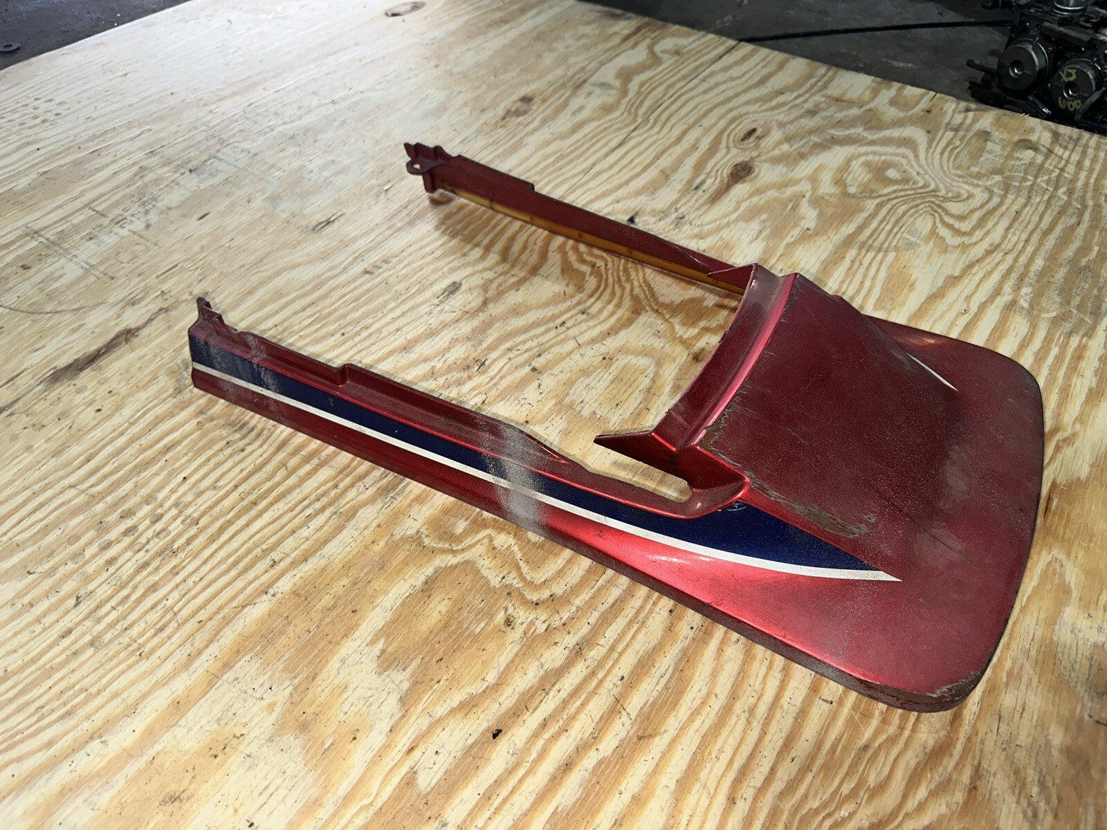 1984-1986 HONDA VF500F REAR BACK TAIL FAIRING COWL SHROUD 77211-KE7-0000
