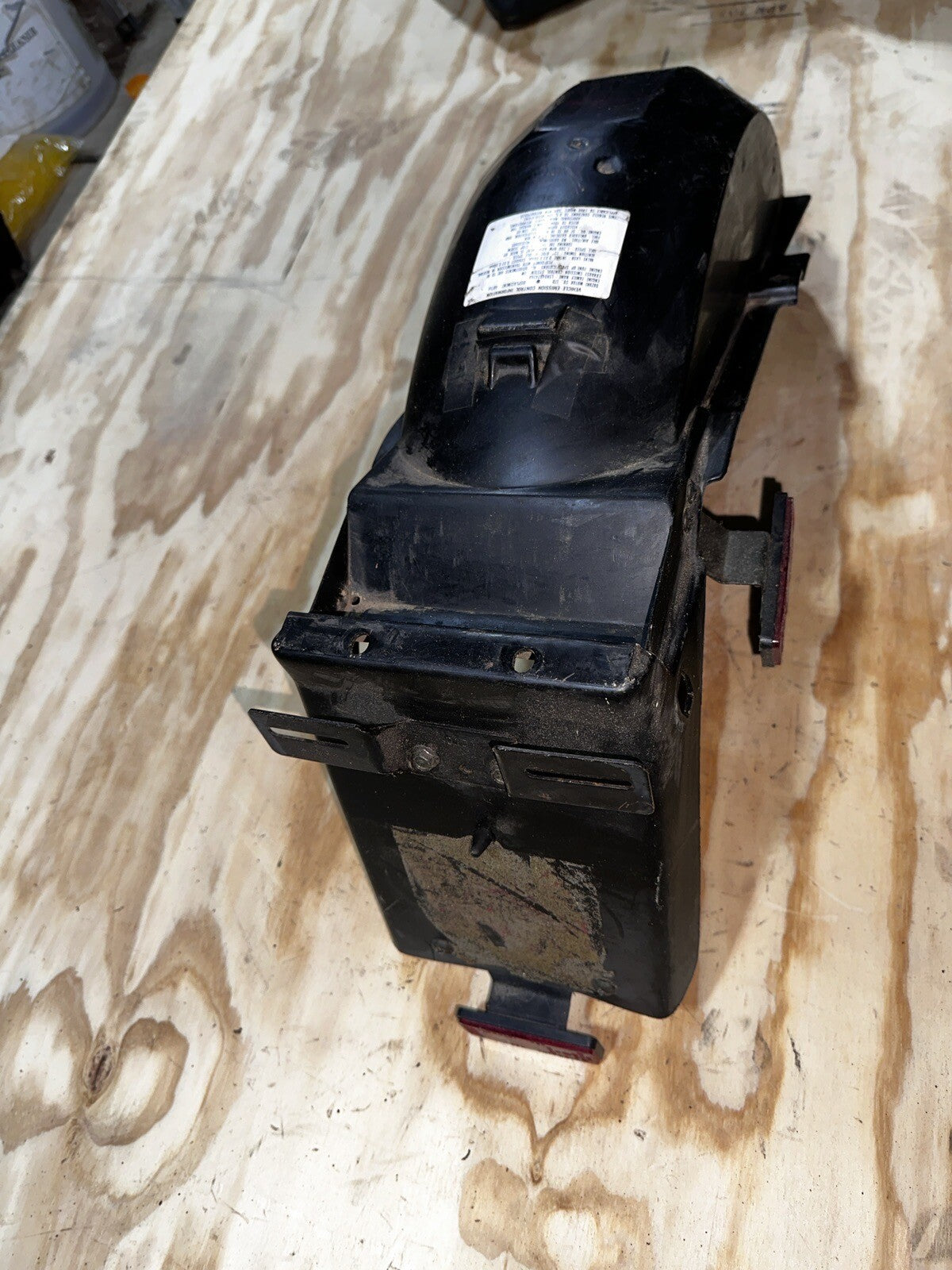 1993 SUZUKI GS500E REAR BACK TAIL UNDERTAIL BATTERY TRAY PLASTIC