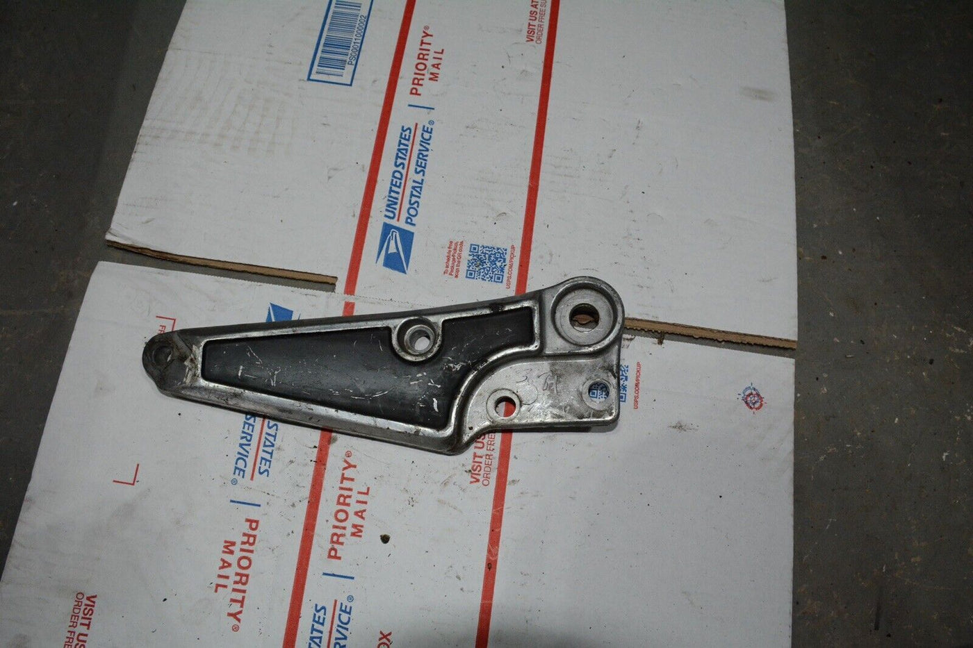 SUZUKI 80 81 82 83 GS1100E GS 1100 Right SIDE FOOT PEG BRACKET MOUNT OEM