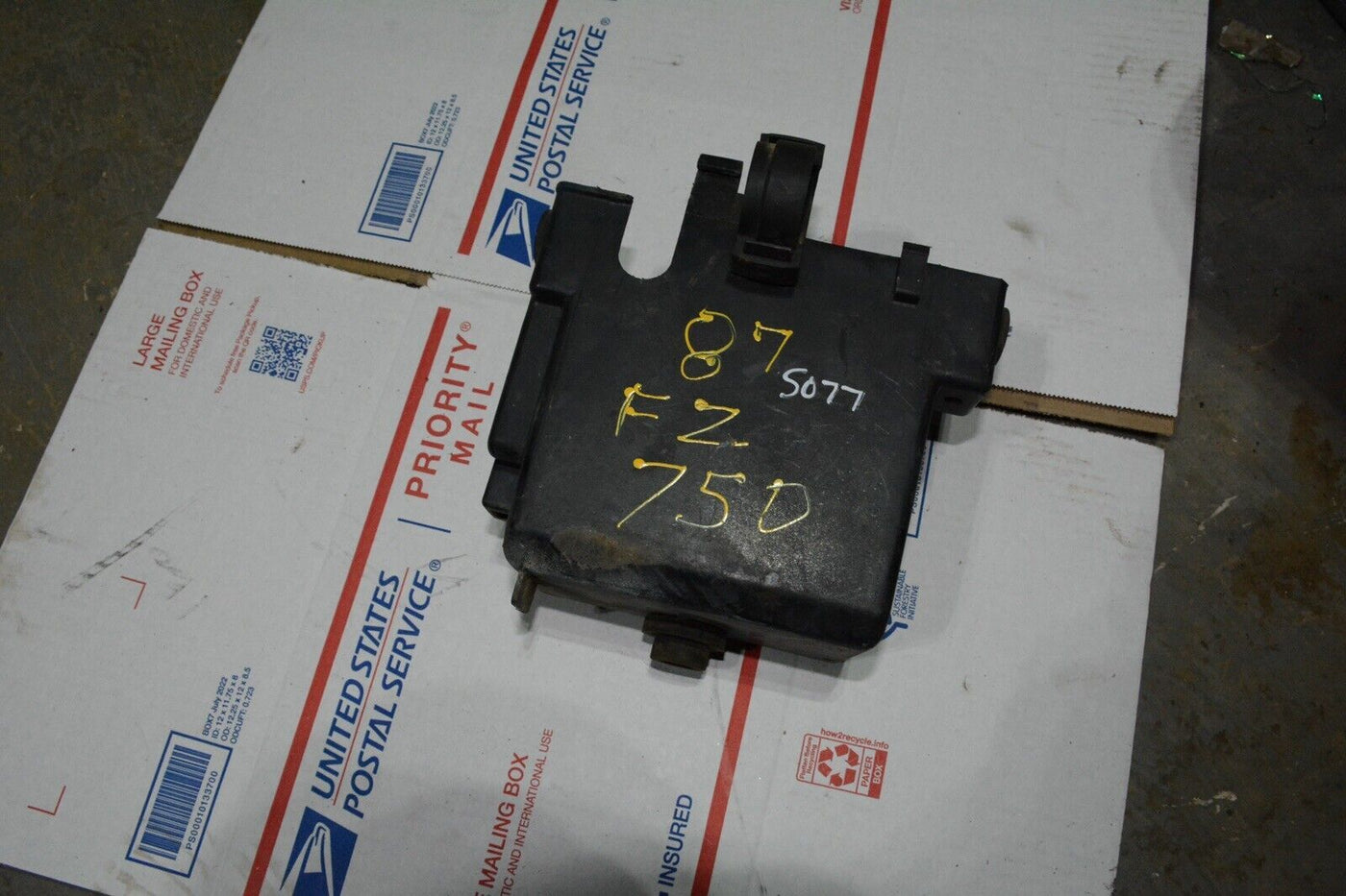 1985 Yamaha FZ750 FZ 750 Battery Box