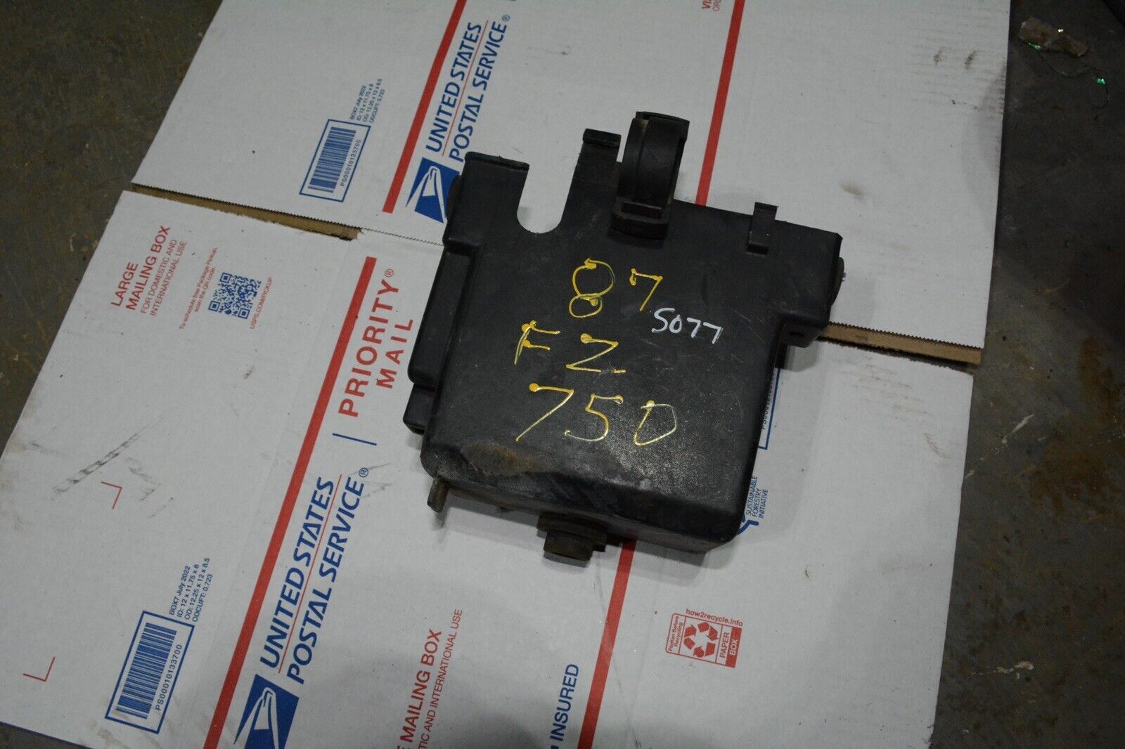 1985 Yamaha FZ750 FZ 750 Battery Box