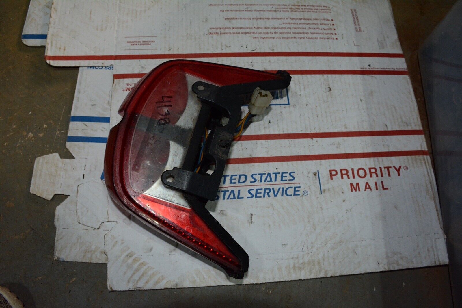 1999 Yamaha YZF R6 YZF-R6 99 00 01 02 rear back tail light taillight housing oem