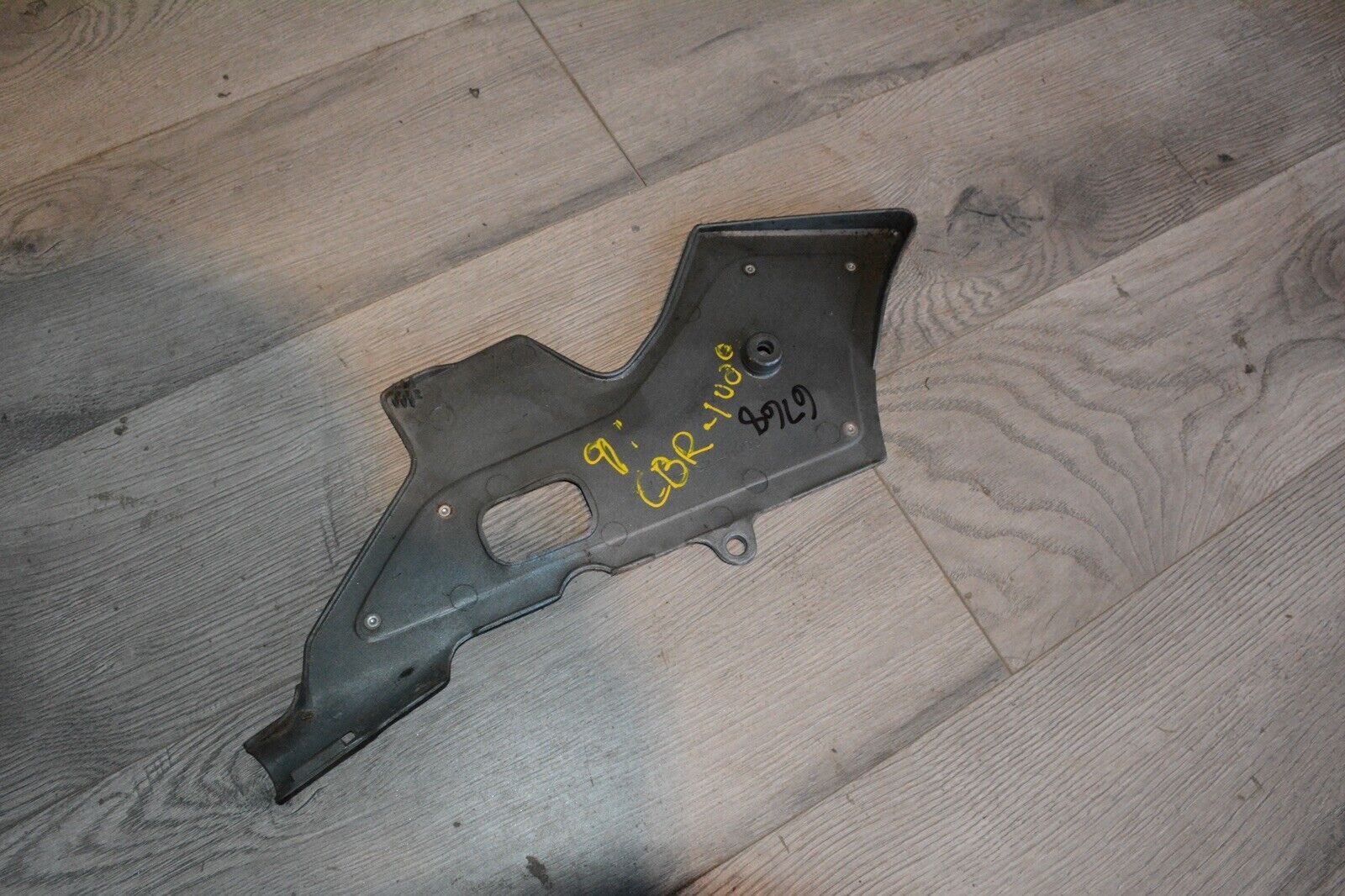 90 Honda CBR1000F CBR1000 Hurricane Right Lower Footrest Cover Cowl Fairing