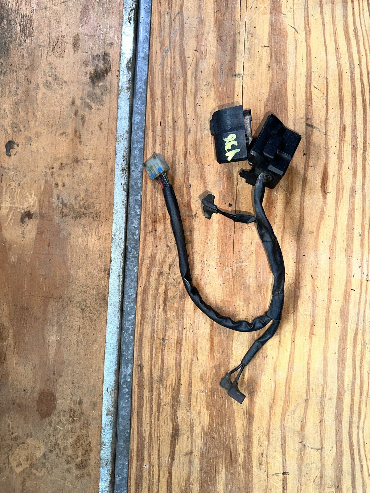08-16YAMAHA YZF R6 LEFT HORN SIGNALS SWITCH 