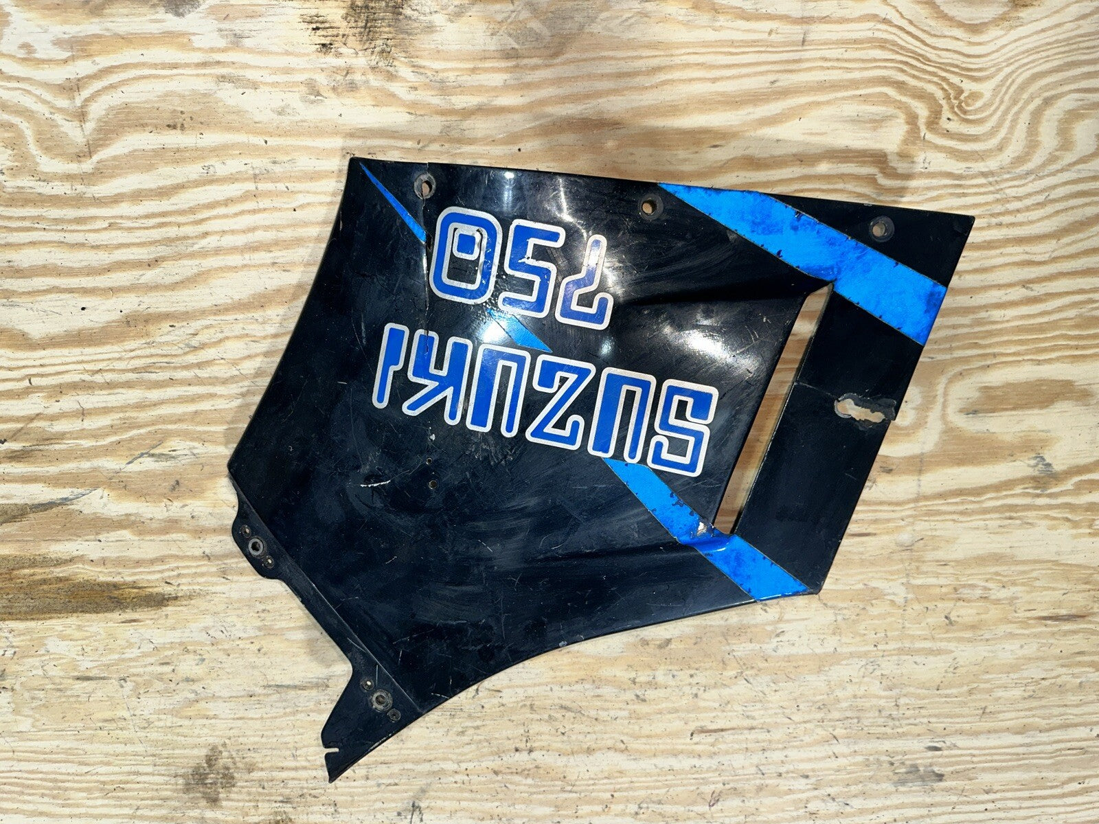 86-88 Suzuki GSXR 750 Right Side Fairing Cowling 94440-27A0 Cracks