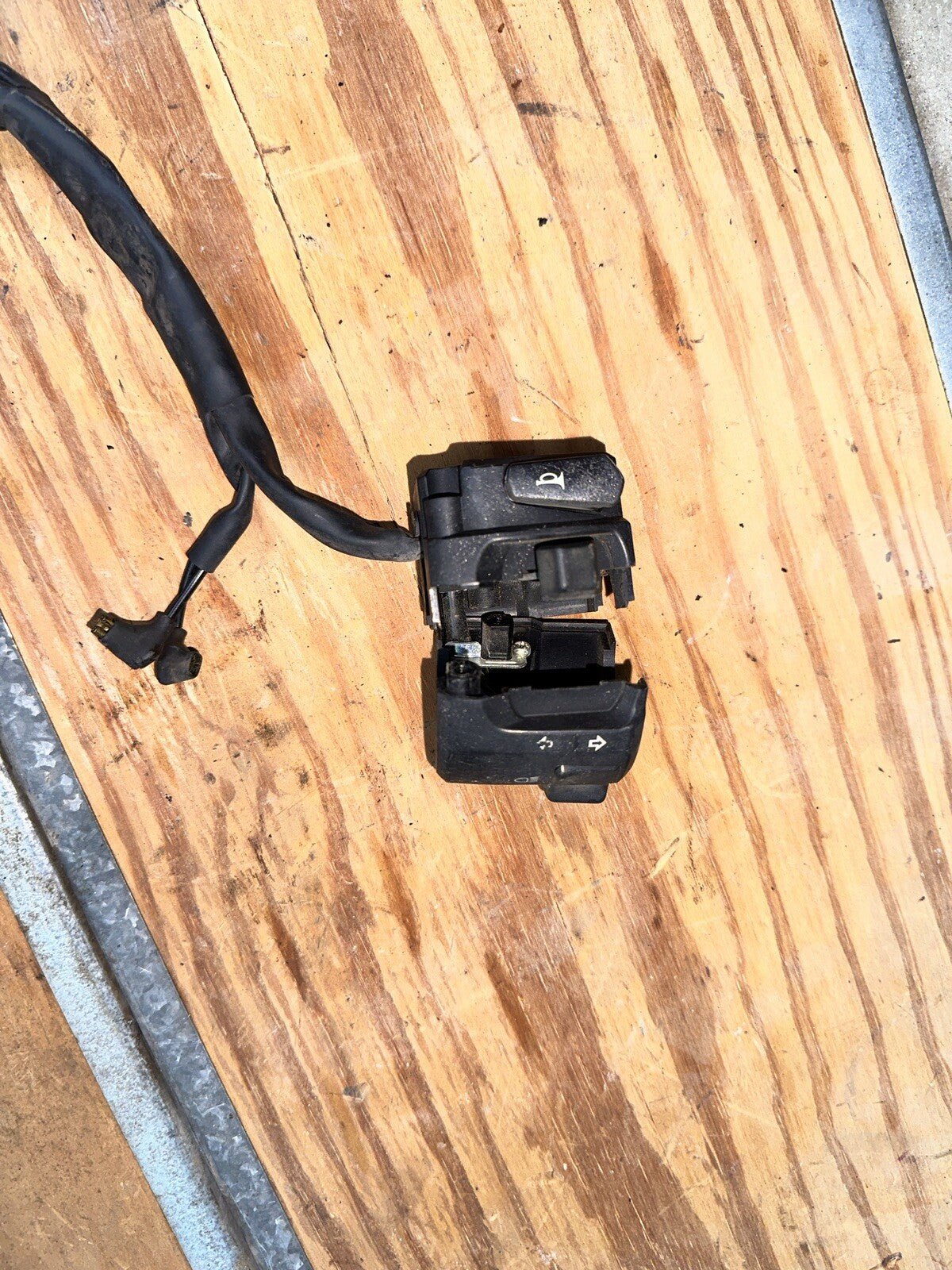 08-16YAMAHA YZF R6 LEFT HORN SIGNALS SWITCH 