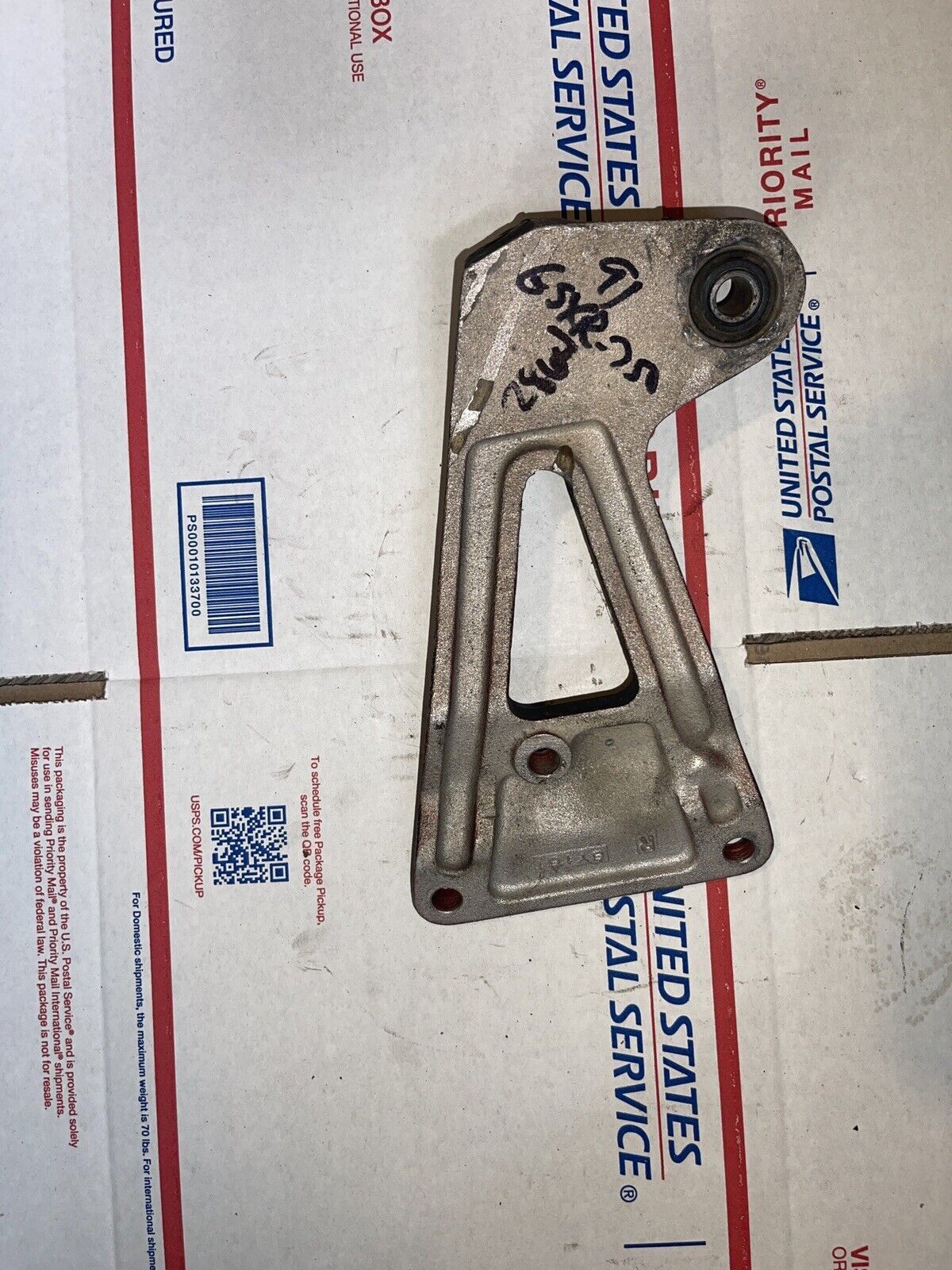 1992 92 91-93 Suzuki GSXR 1100R 1100 Right Side Passenger Foot Peg Bracket 