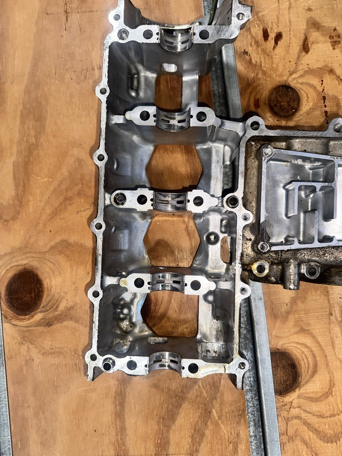 02 SUZUKI GSX-R 600 ENGINE MOTOR BLOCK CASING #2 CASE CASES LOWER MIDDLE CASE