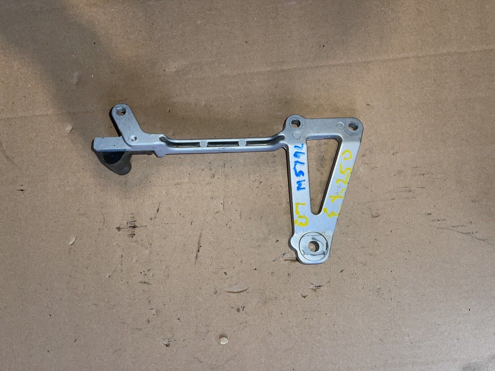 2007 KAWASAKI EX 250 NINJA PASSENGER REAR FOOT PEG W/MOUNT BRACKET OEM EX250 07