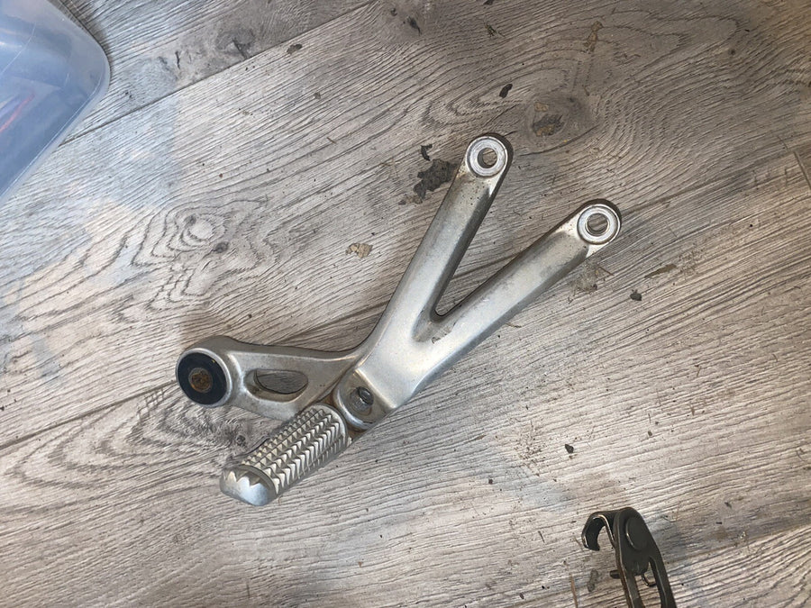 2002 Yamaha YZF R6 R6R OEM Rear Right RH Foot Peg Rest Bracket Hanger