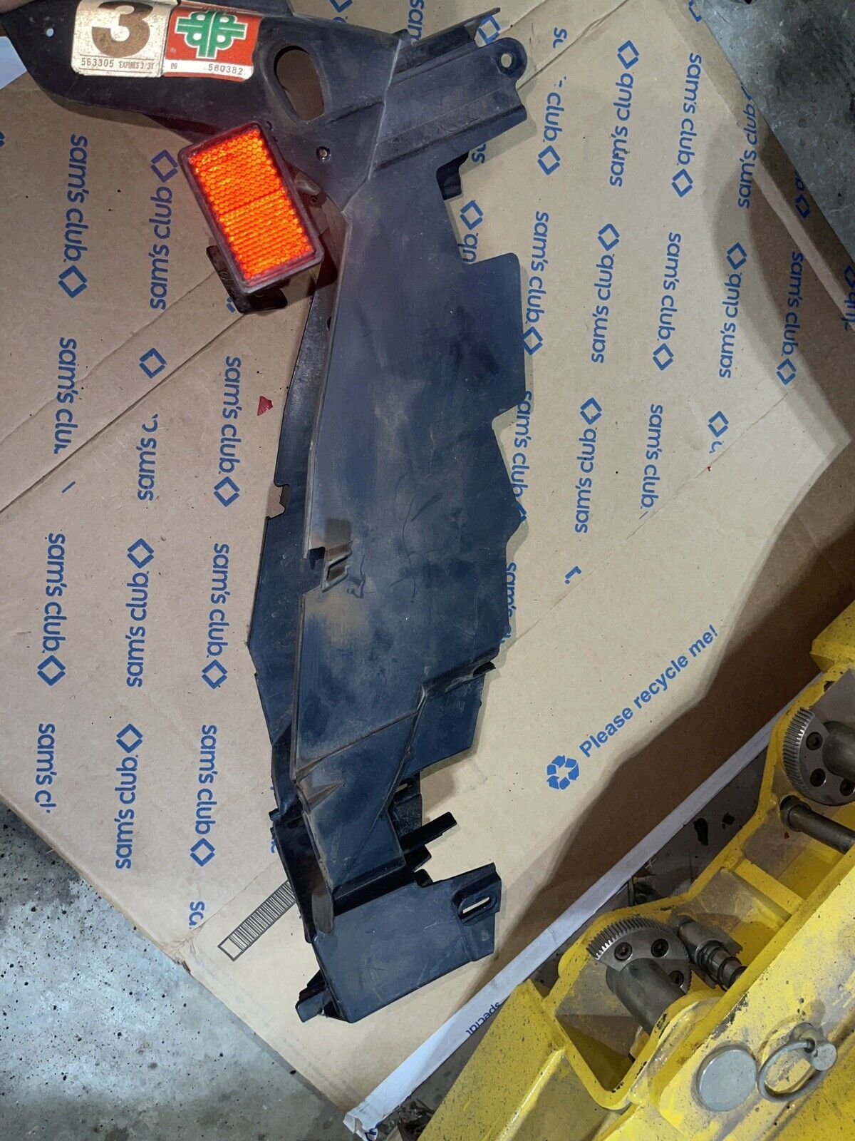 97-07 YAMAHA YZF600R REAR BACK TAIL UNDERTAIL BATTERY TRAY PLASTIC