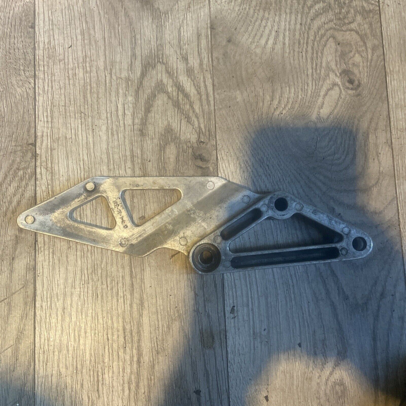 SUZUKI 93 94 95 GSXR750 GSXR 750 W FRONT LEFT RIDER FOOT PEG MOUNT BRACKET