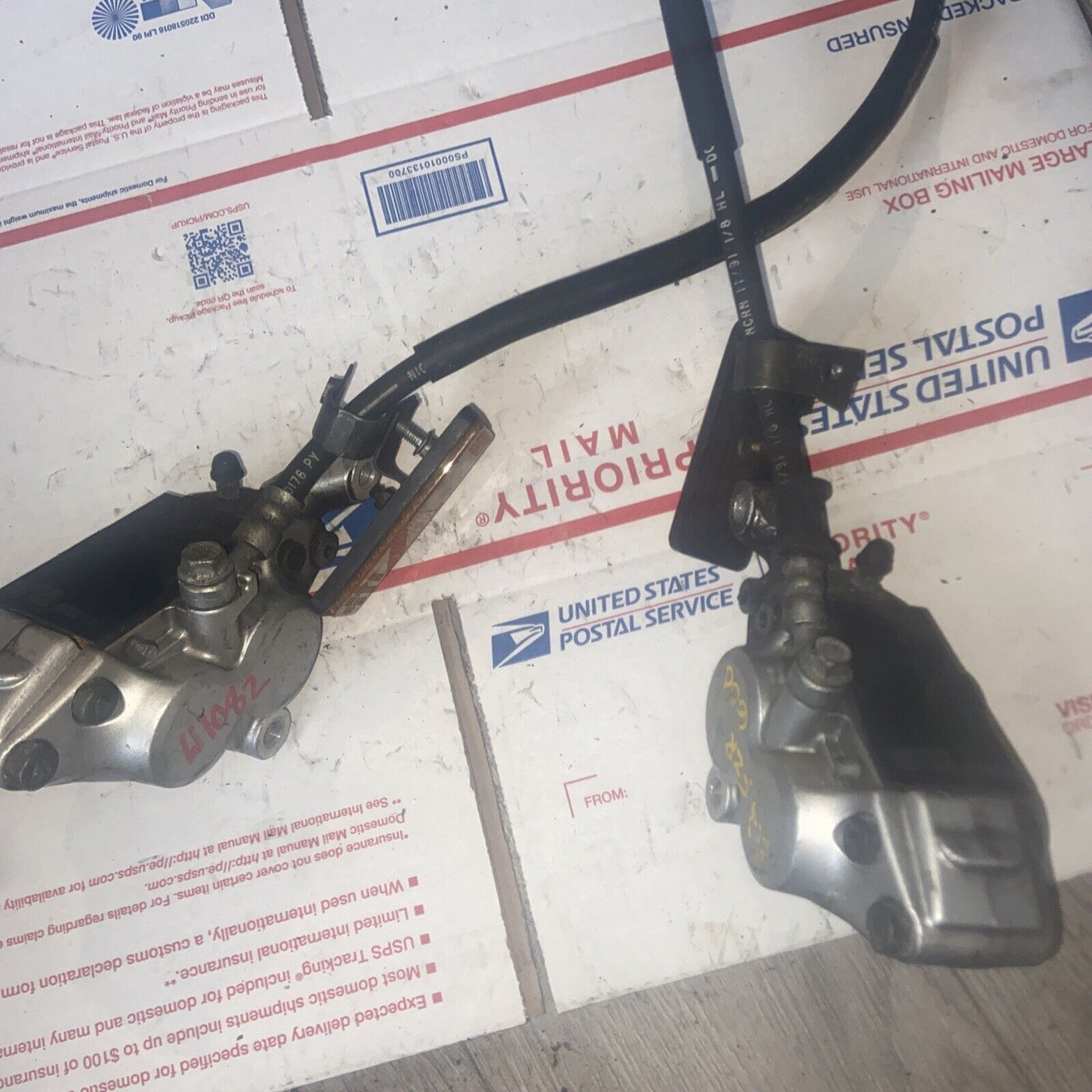 1982 YAMAHA FZR600 BRAKE CALIPER SET