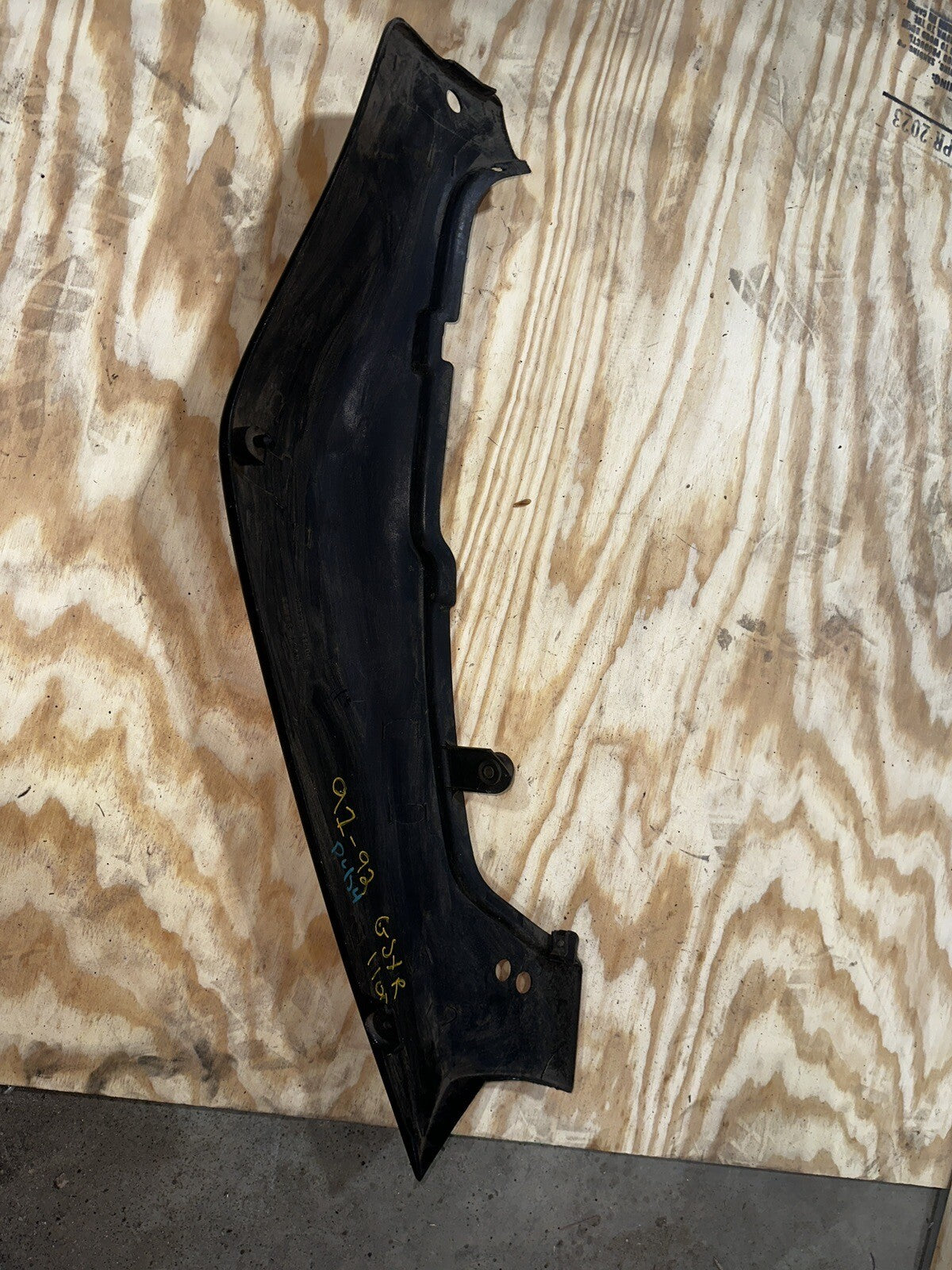91 92 GSXR1100 RIGHT REAR BACK TAIL FAIRING UNDERTAIL COWL PLASTIC 