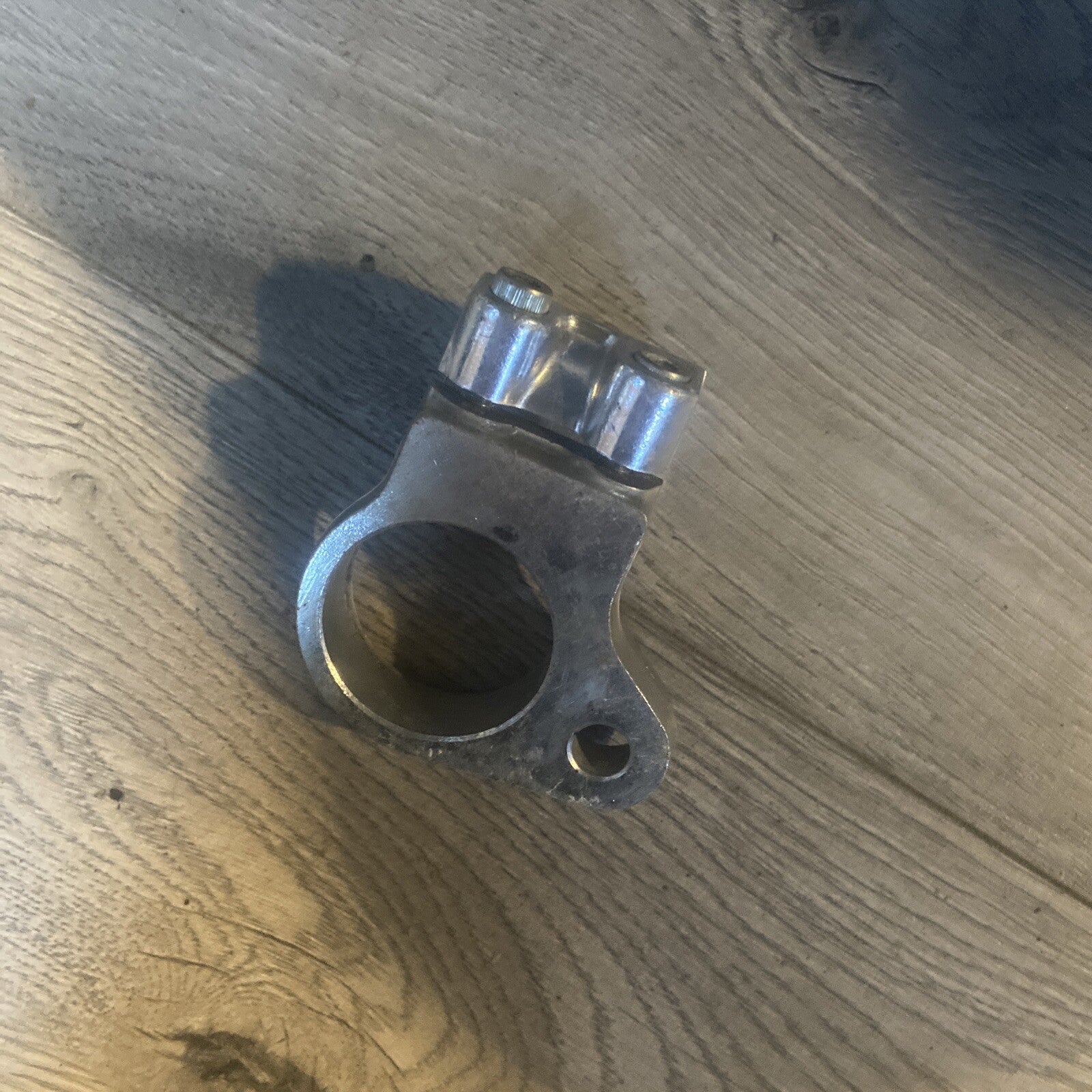 94 SUZUKI GSX 600 F KATANA RIGHT HANDLE BAR CLAMP GSX600